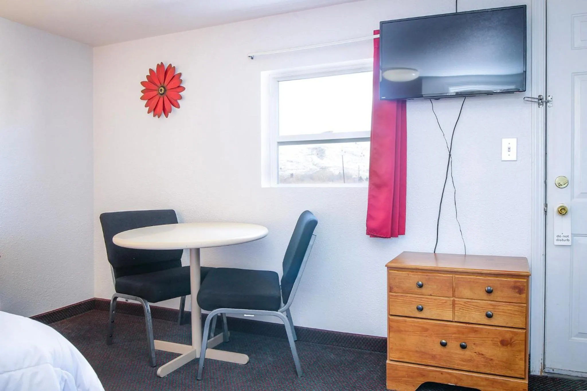 Dining area, Bed in Baker City Motel & RV