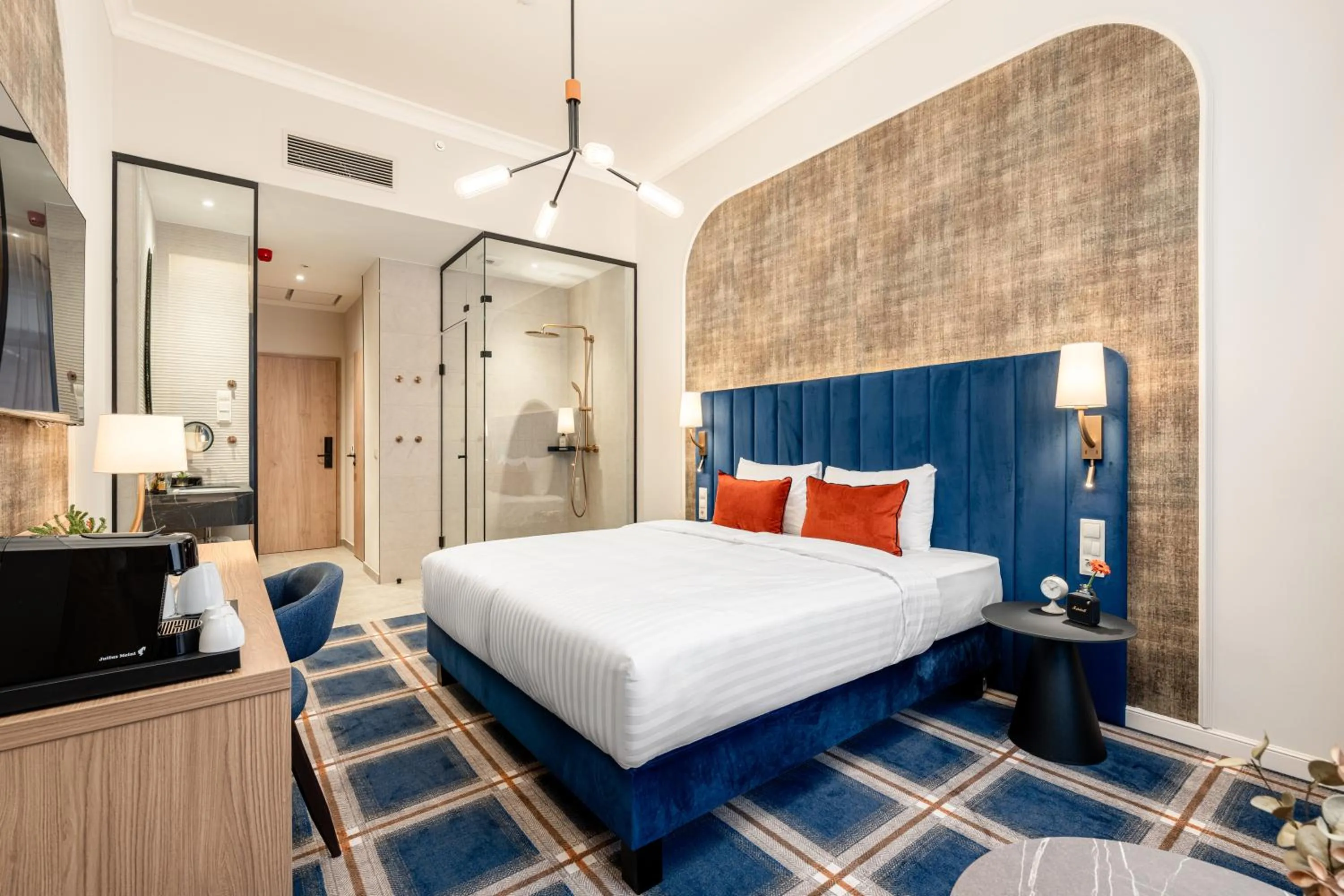 Photo of the whole room, Bed in BasiliQ Hotel