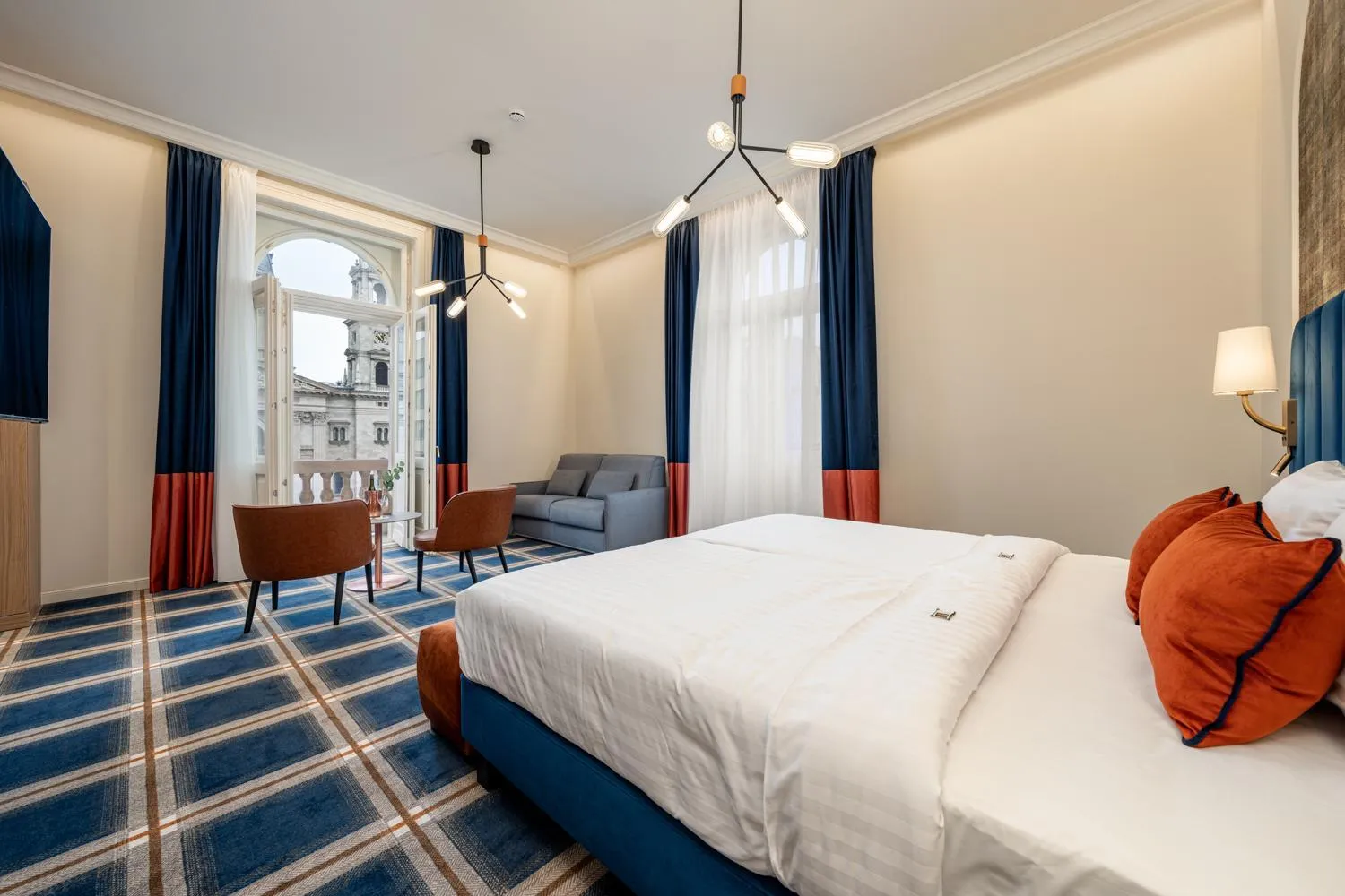 Photo of the whole room, Bed in BasiliQ Hotel