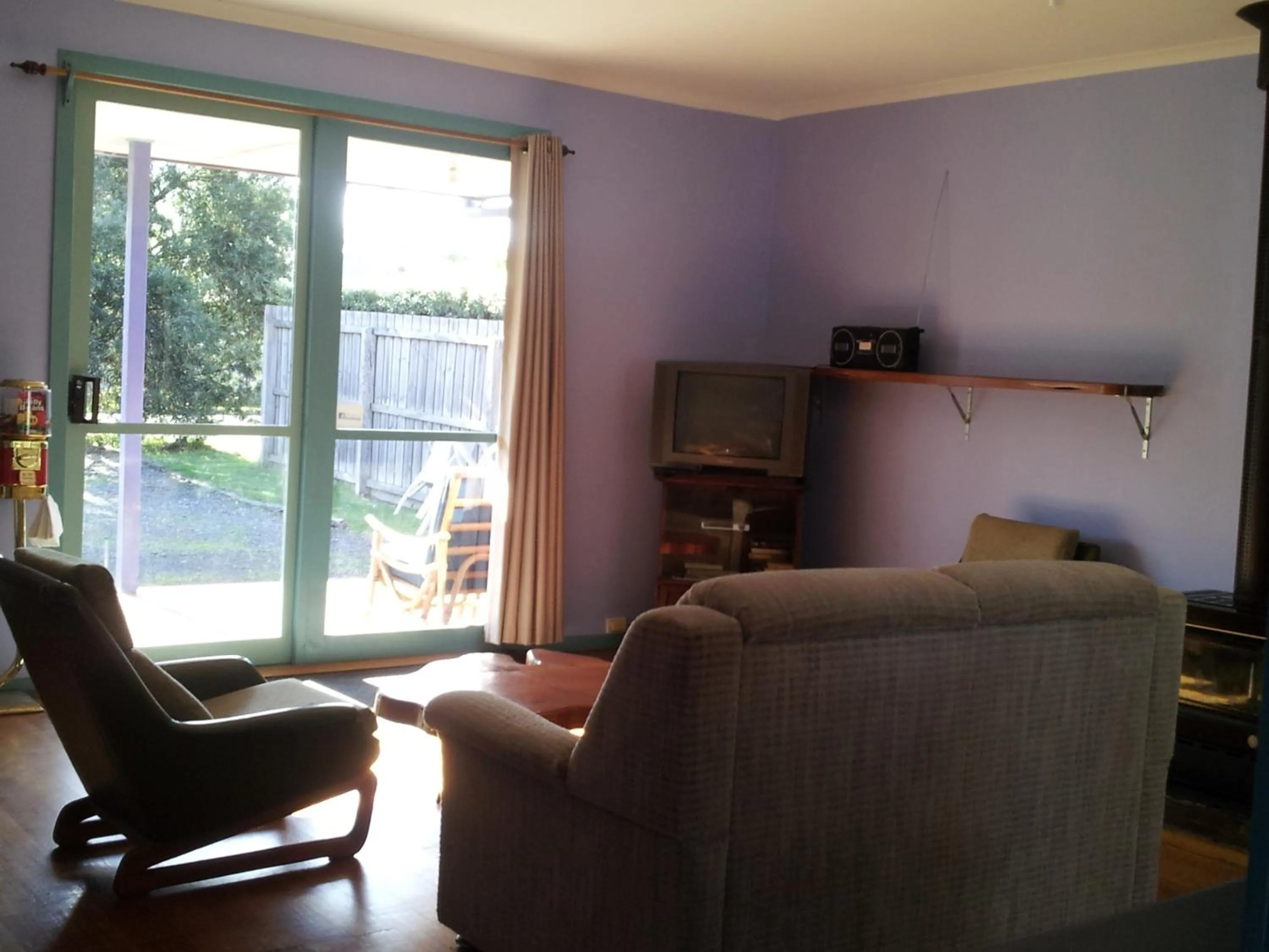 Living room in Anglesea Backpackers