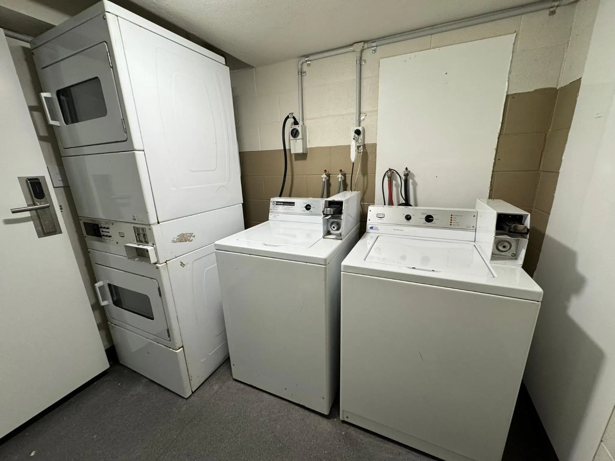 washing machine in Backpackers Central Hamilton