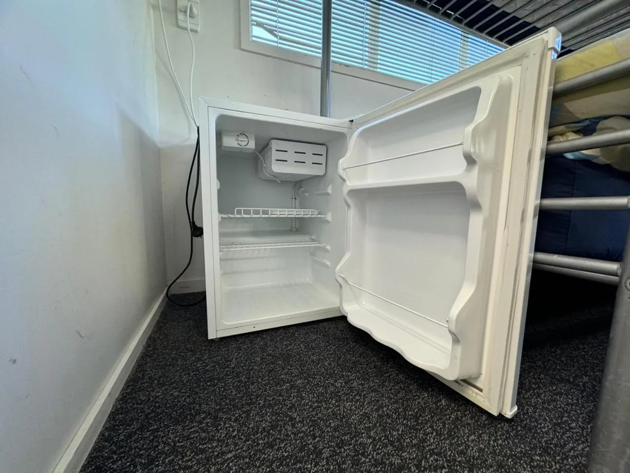 minibar, Bed in Backpackers Central Hamilton