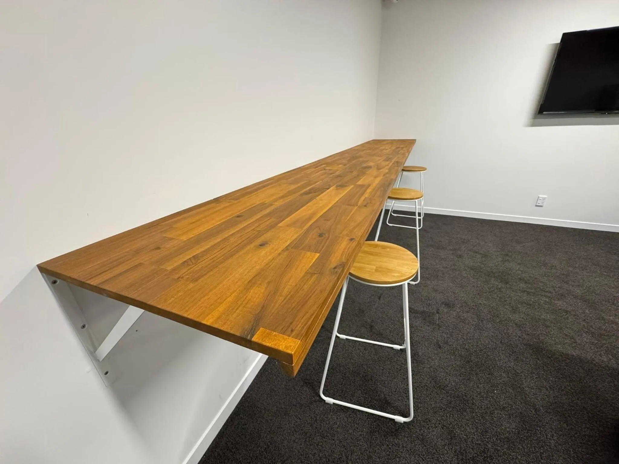 Communal lounge/ TV room in Backpackers Central Hamilton