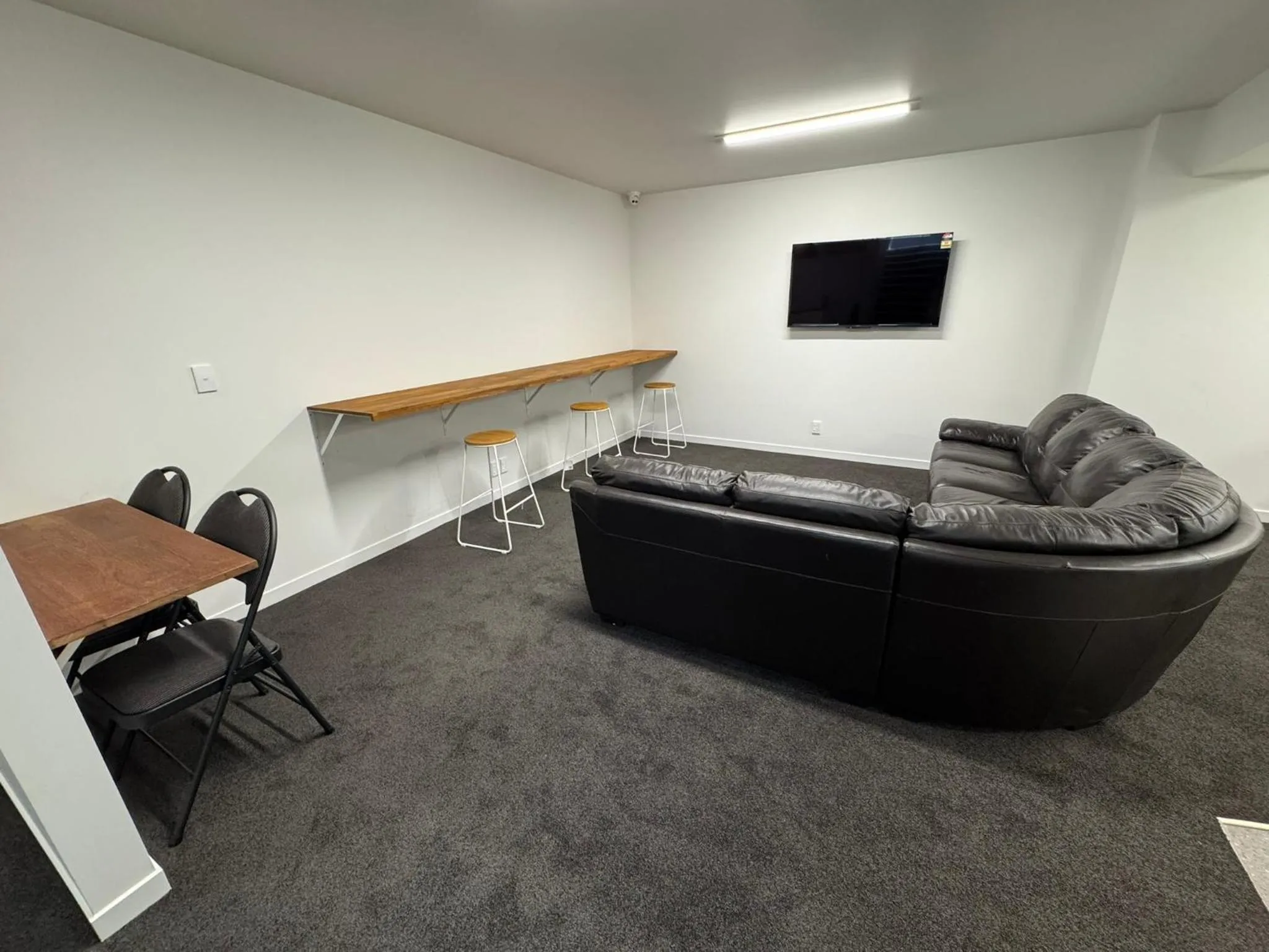 Communal lounge/ TV room in Backpackers Central Hamilton