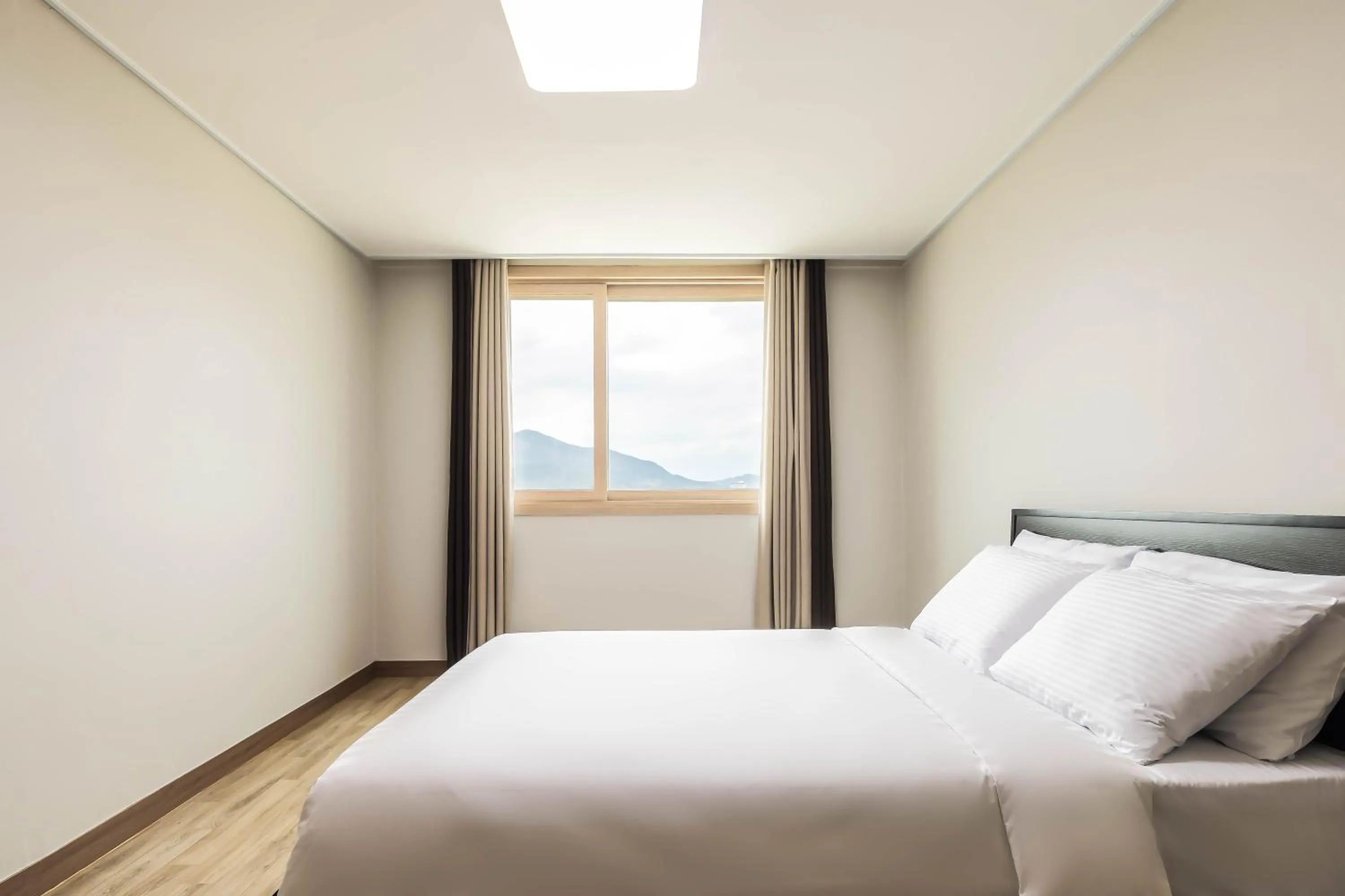 Bedroom, Bed in KensingtonResort JirisanNamwon