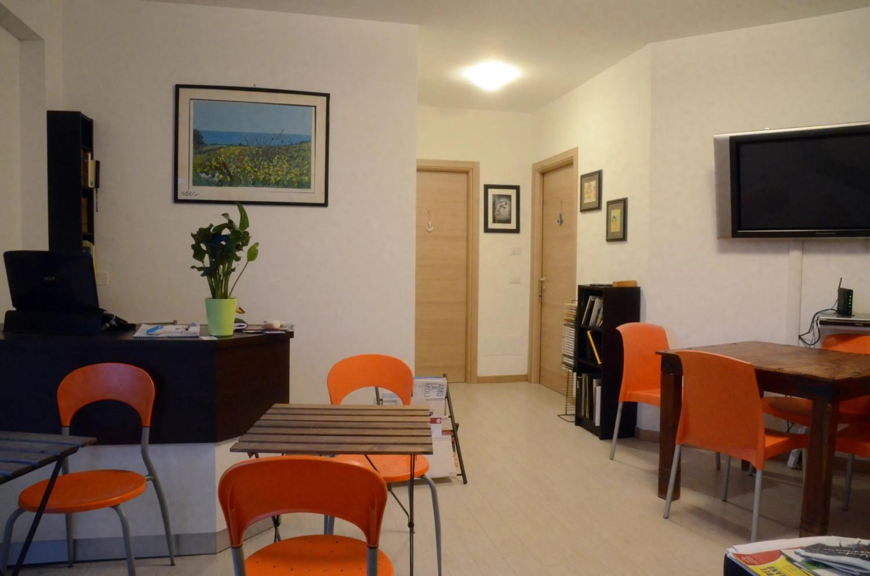 Communal lounge/ TV room in B&B Pontemare