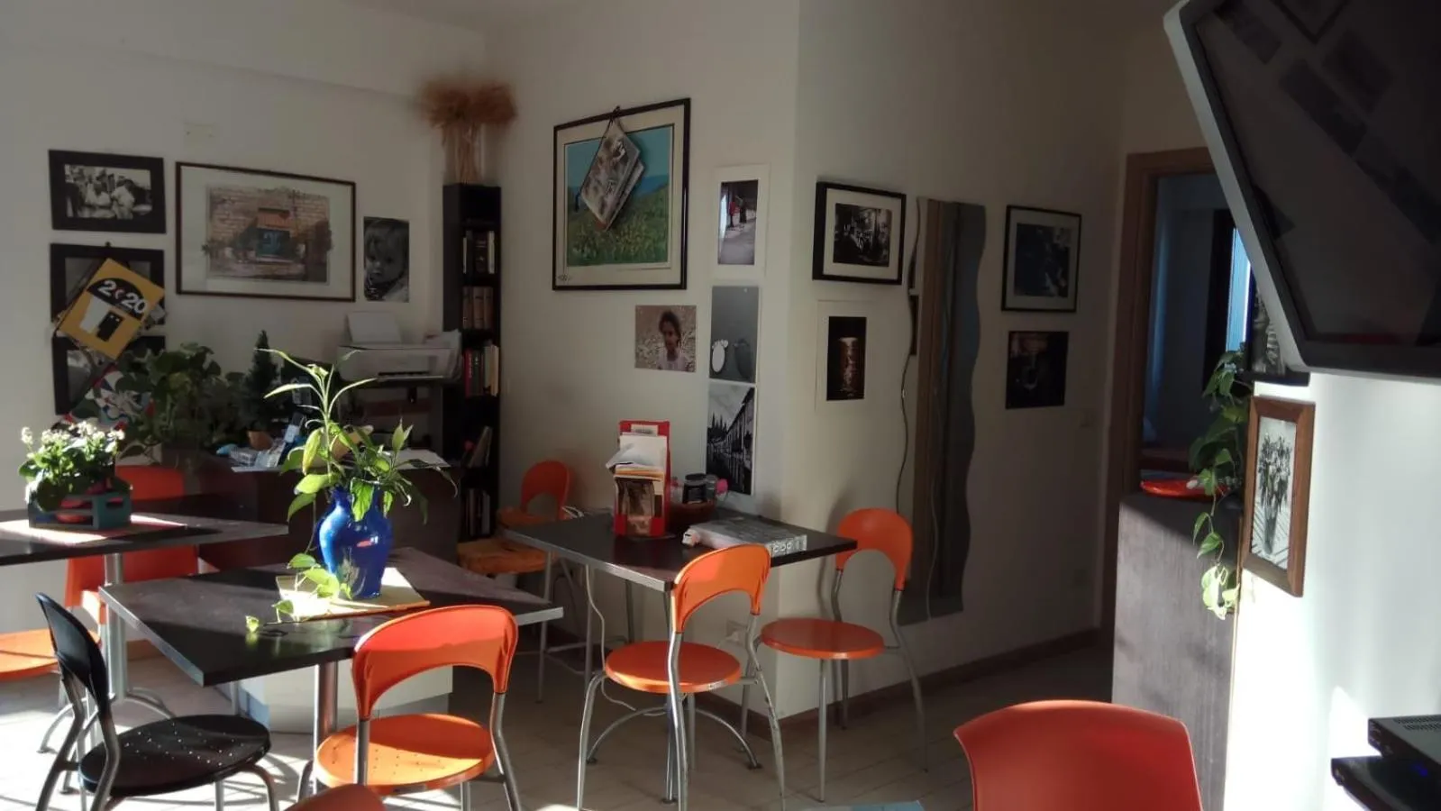 Communal lounge/ TV room in B&B Pontemare