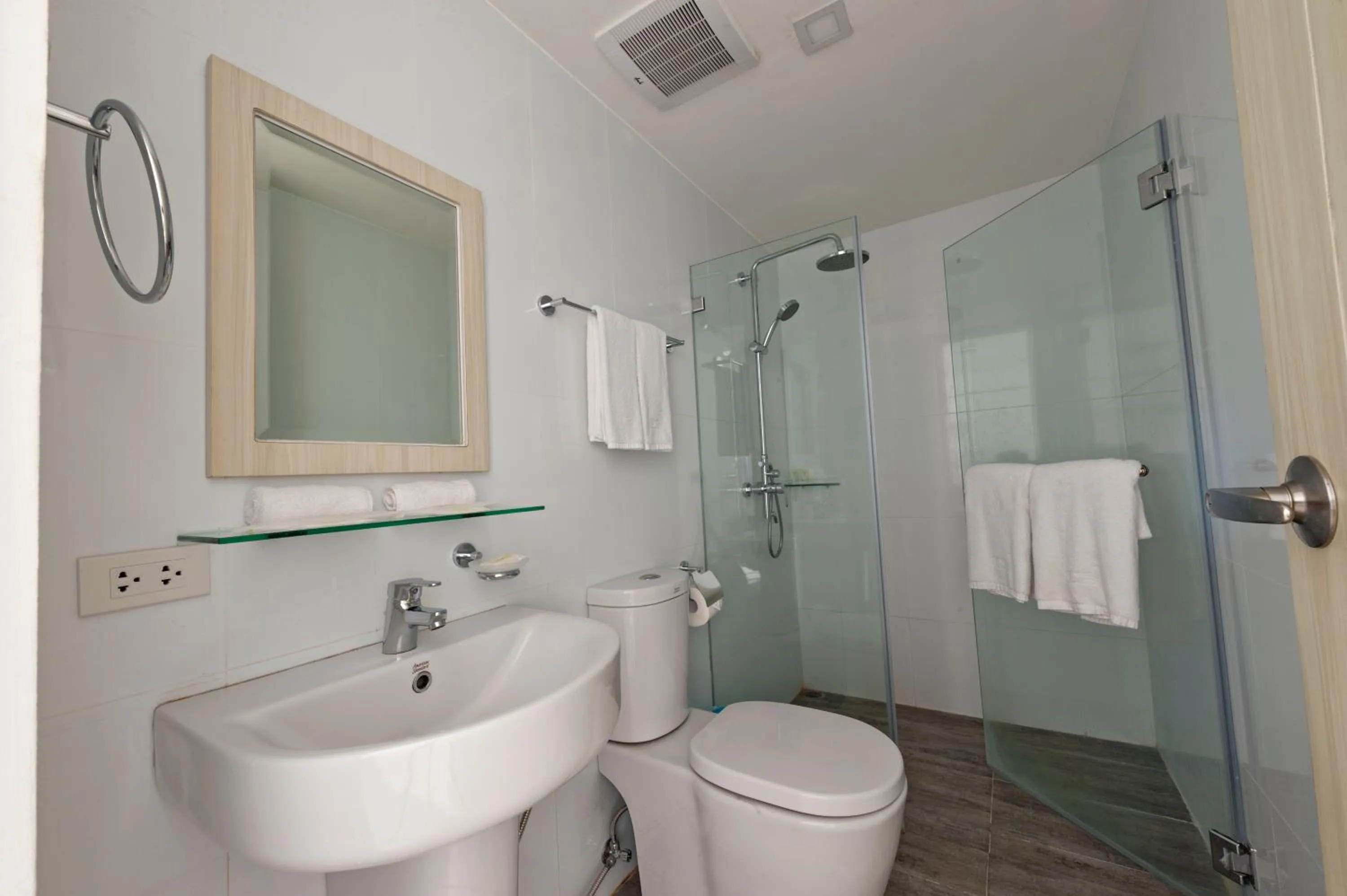 Shower in Lime Hotel Boracay