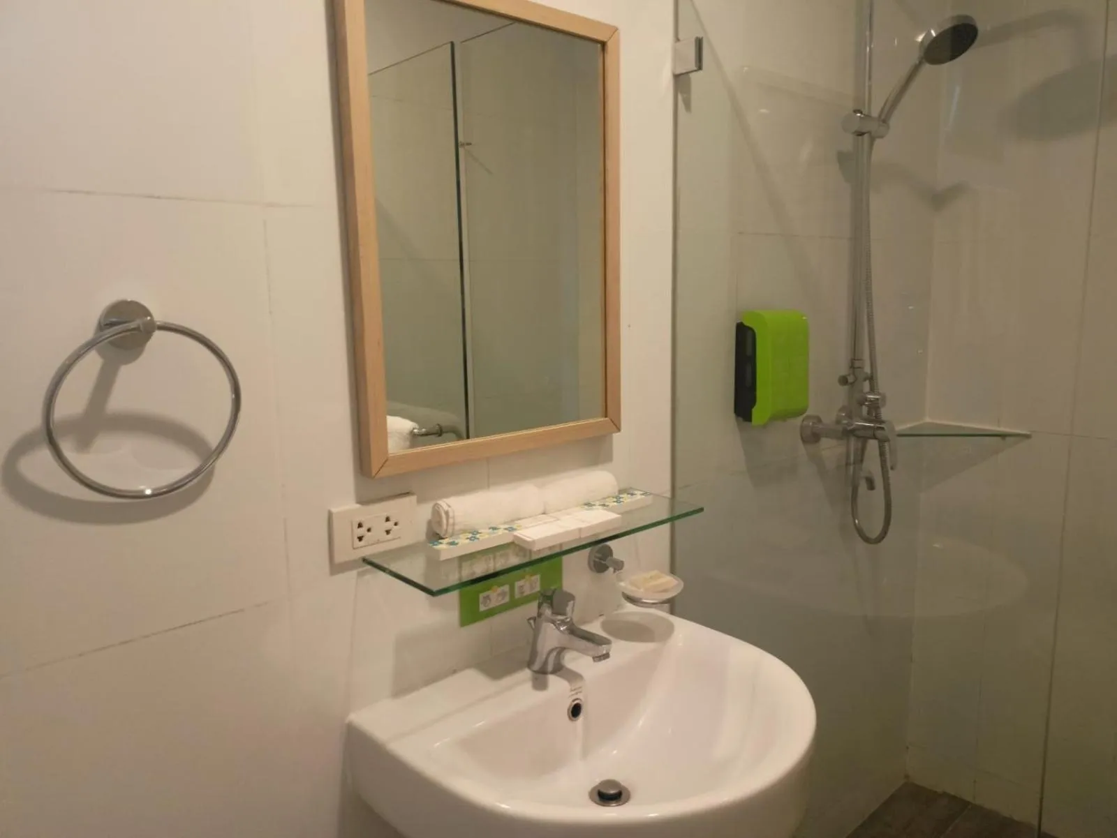 Shower in Lime Hotel Boracay