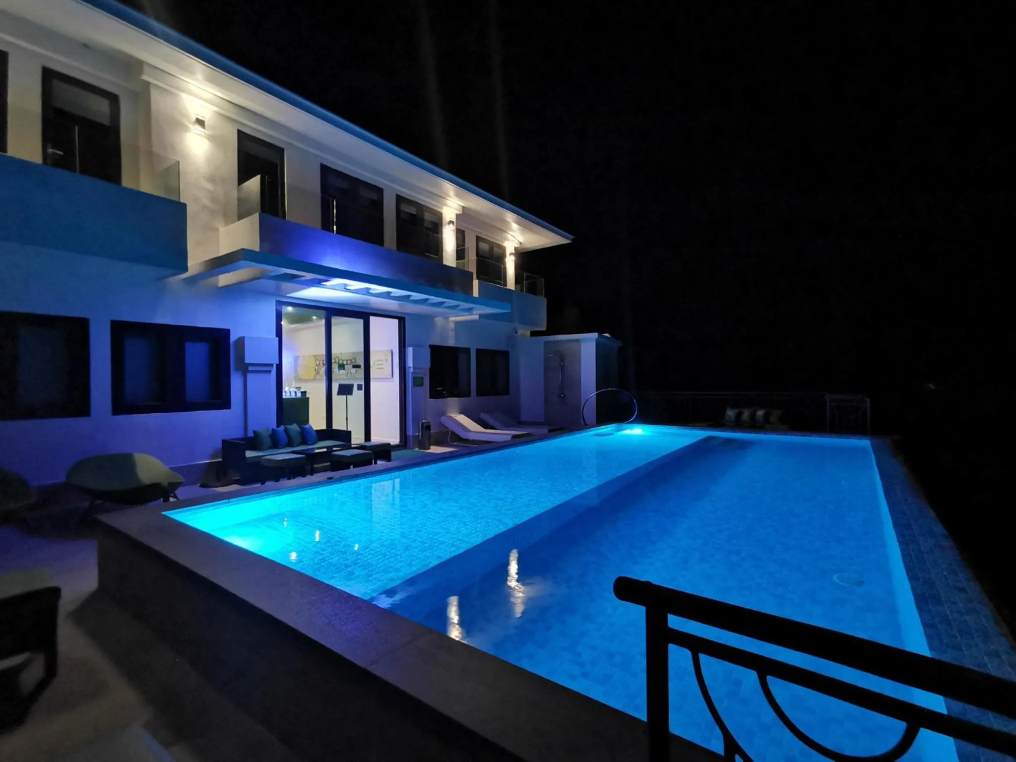 Swimming pool in Lime Hotel Boracay