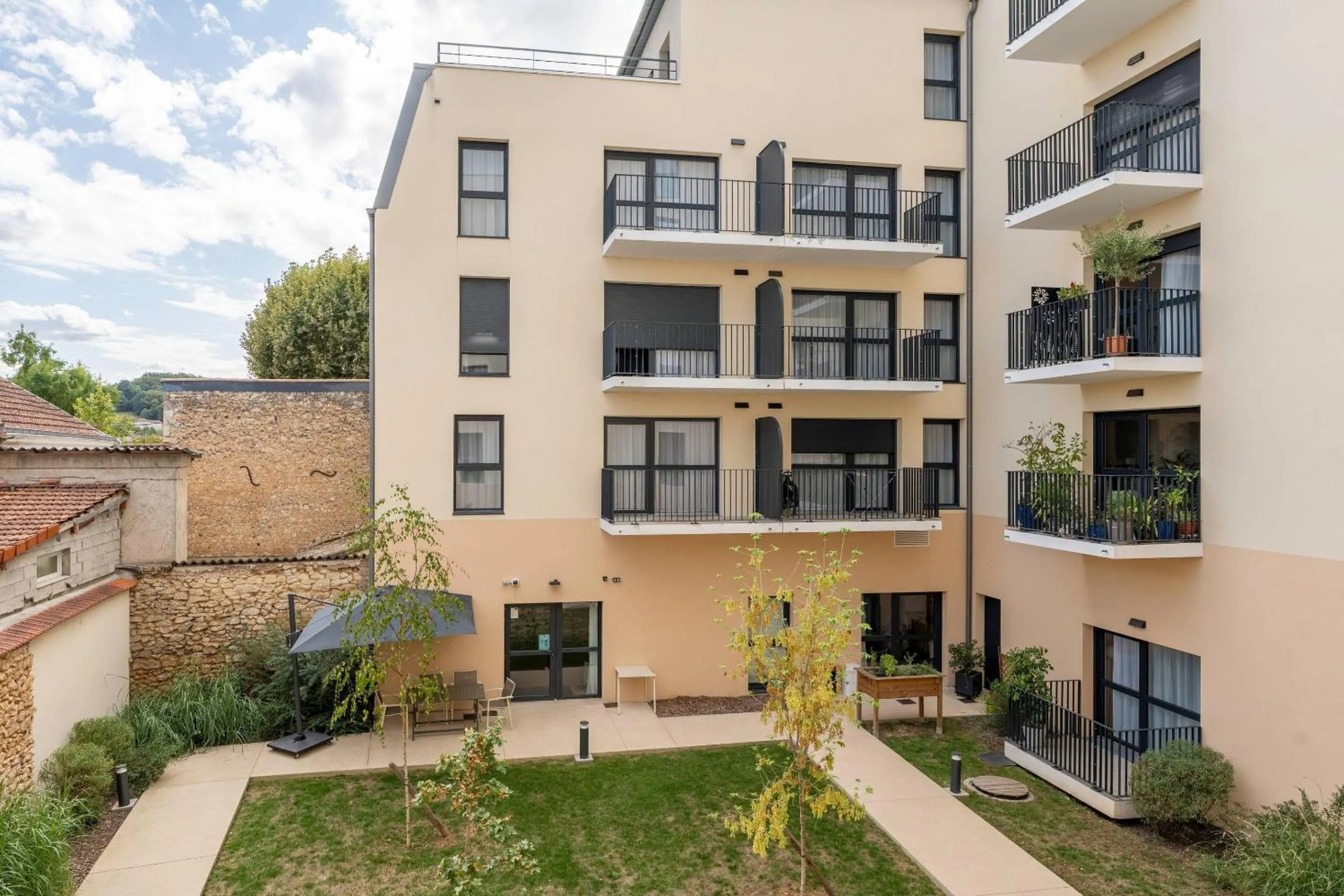 Property building in Quality Aparthotel Périgueux