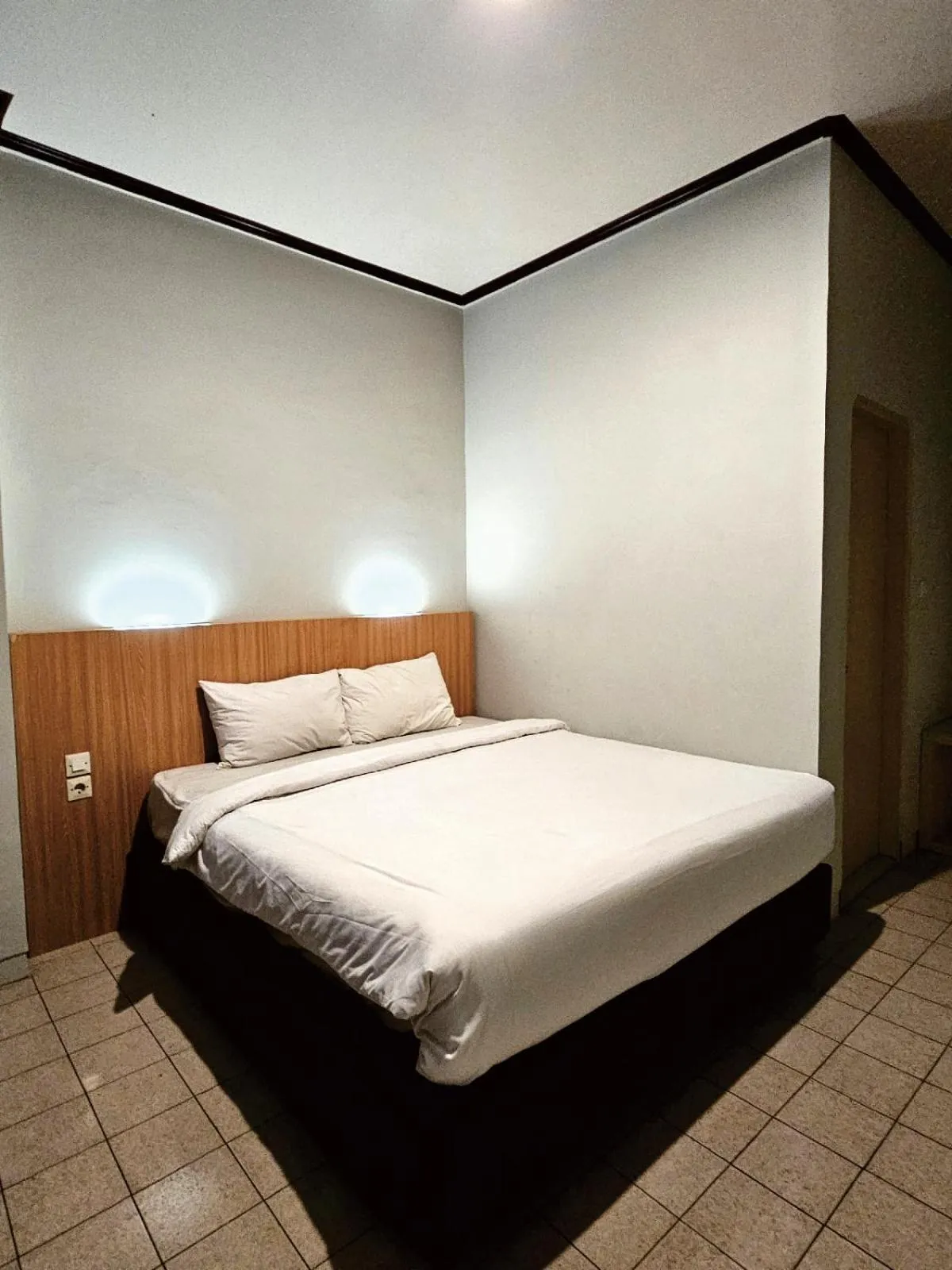 Bedroom, Bed in Airlangga Hotel