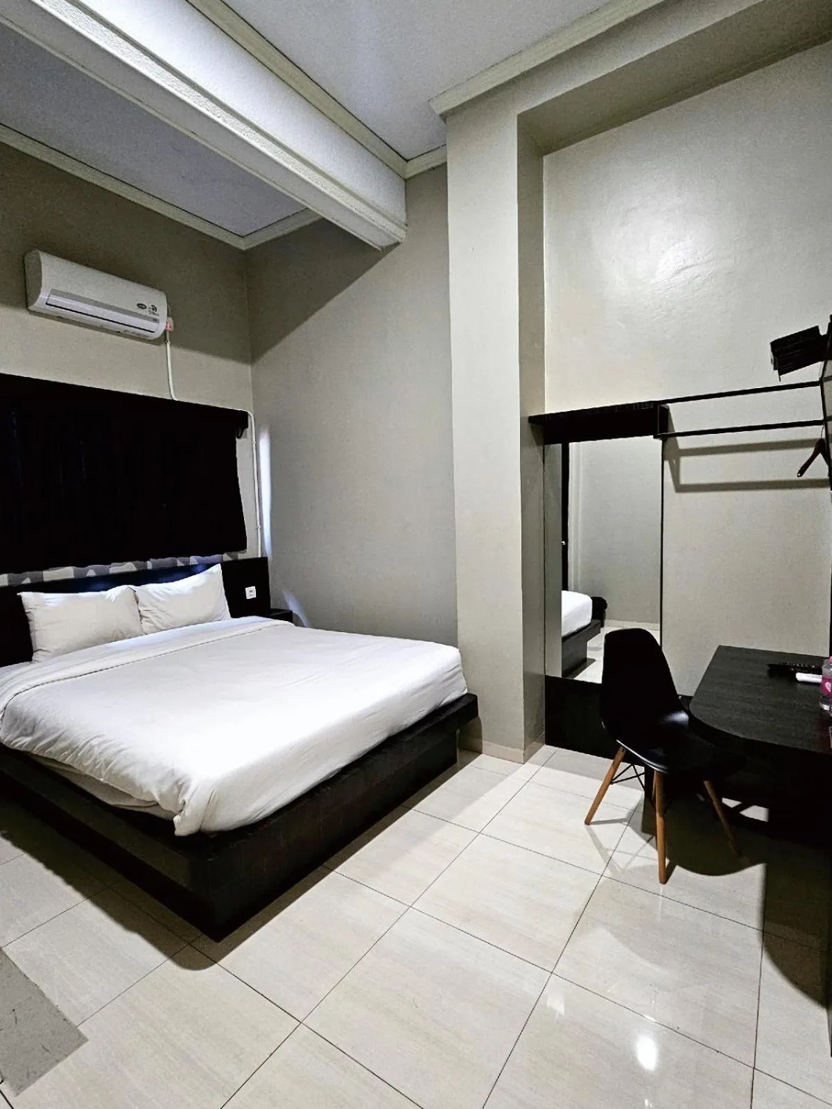 Bedroom, Bed in Airlangga Hotel
