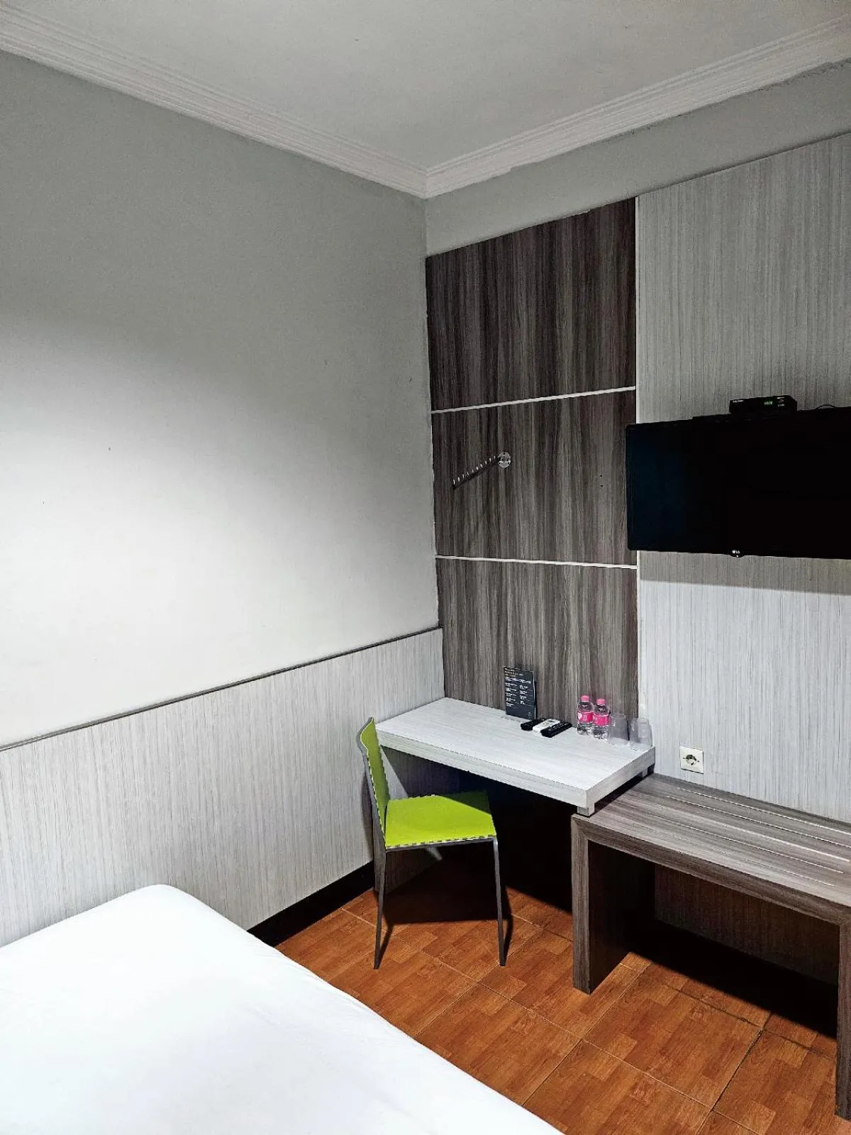 TV and multimedia, Bed in Airlangga Hotel