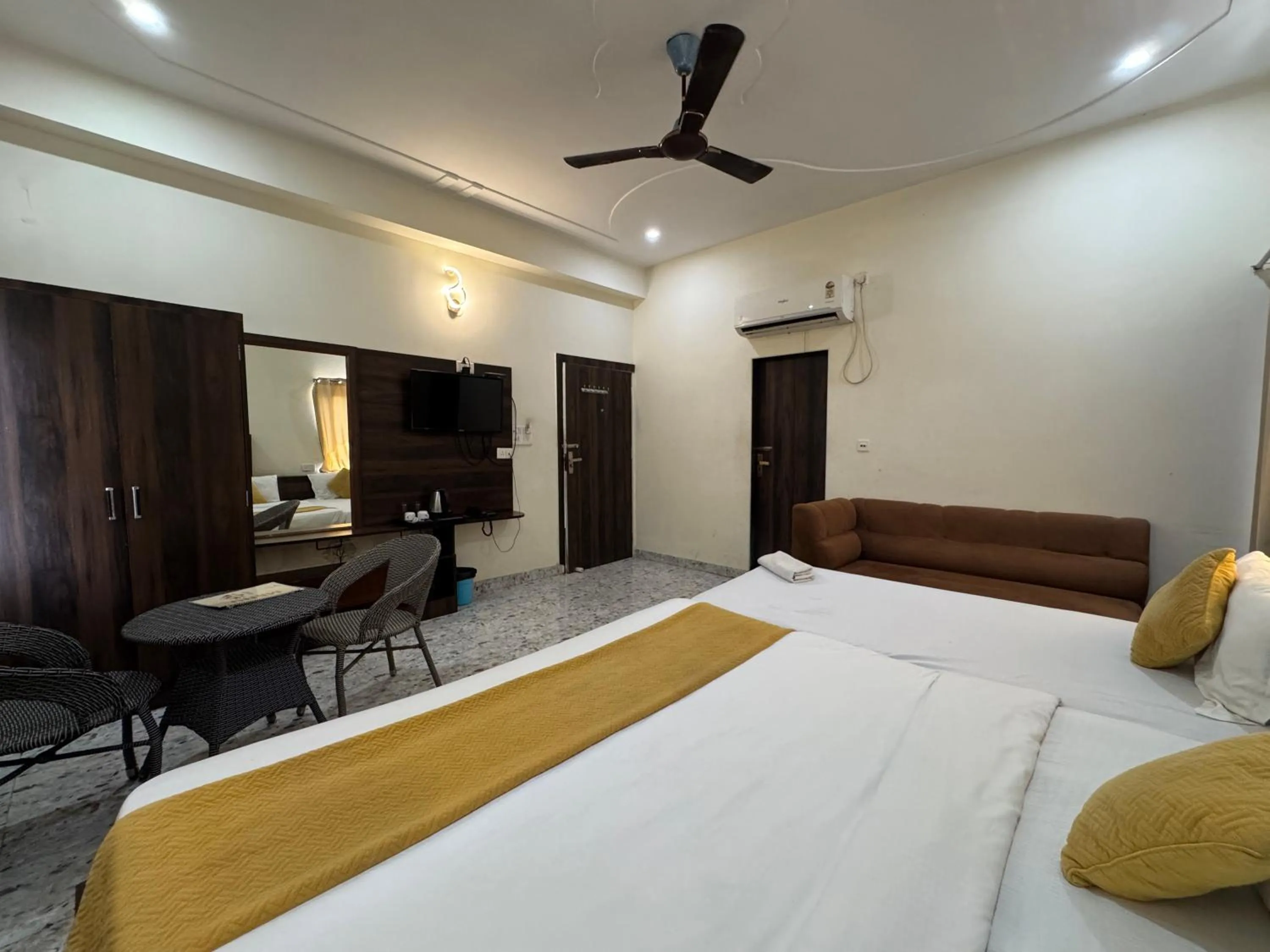Bedroom, Bed in Hotel Vrinda Sarovar