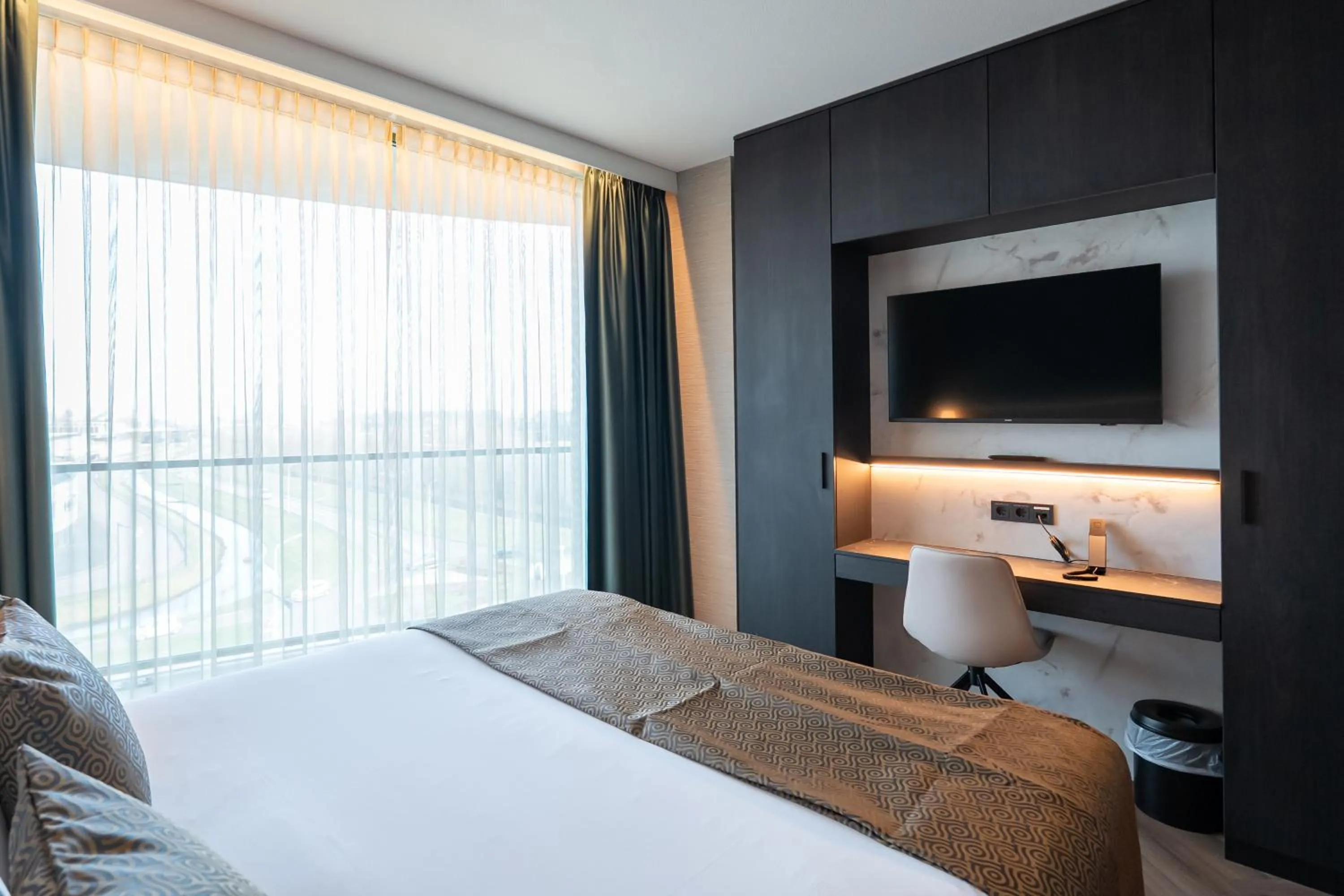 Bedroom, Bed in OZO Hotels De President Amsterdam Schiphol Airport