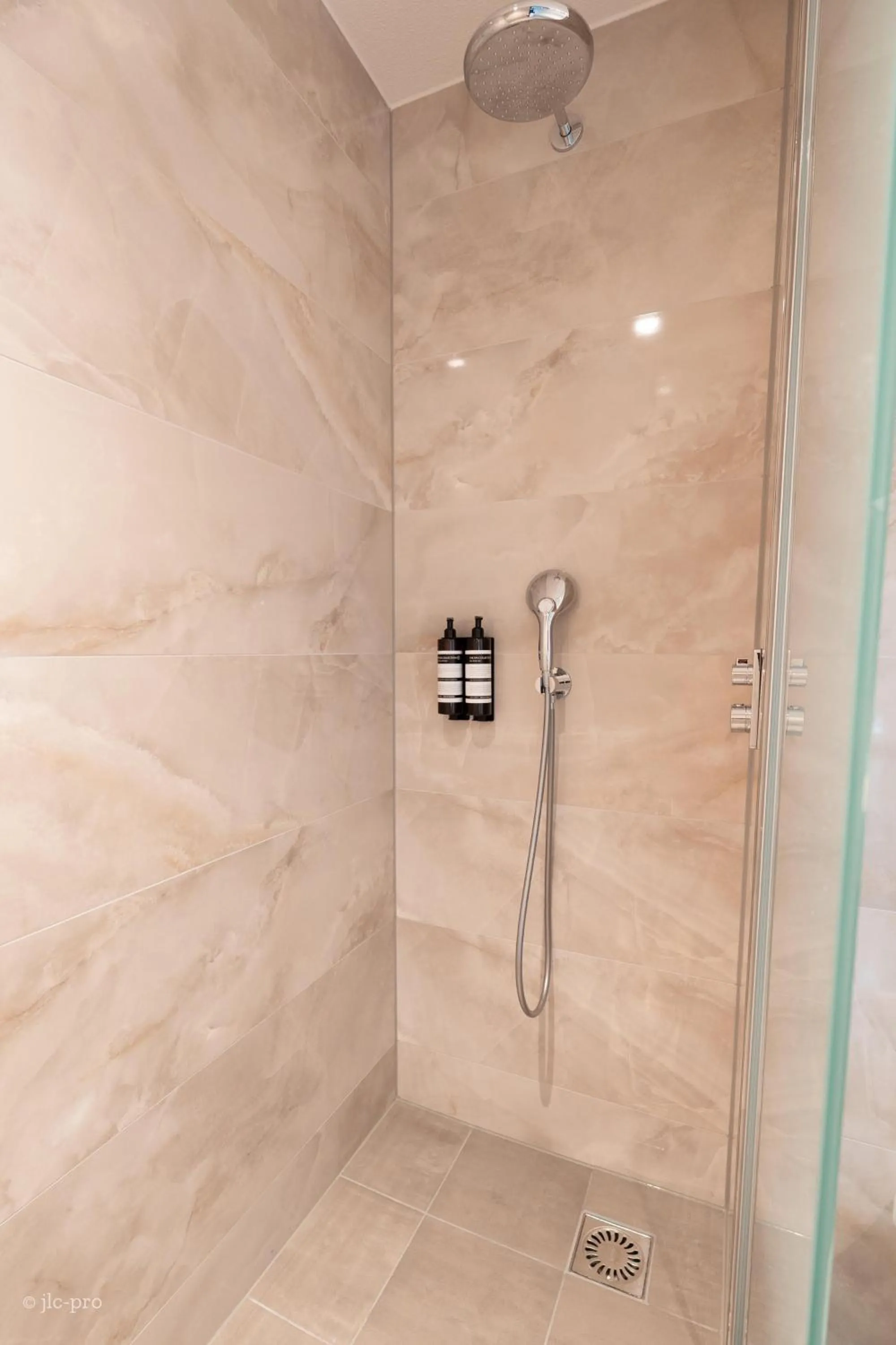 Shower in OZO Hotels De President Amsterdam Schiphol Airport