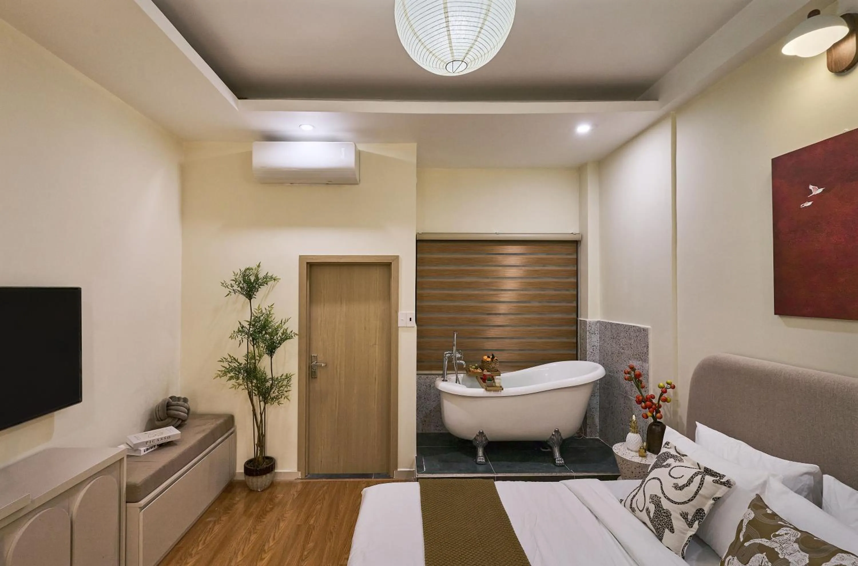 King Room with Spa Bath in Secret Garden Hotel Phan Xich Long by Urban B