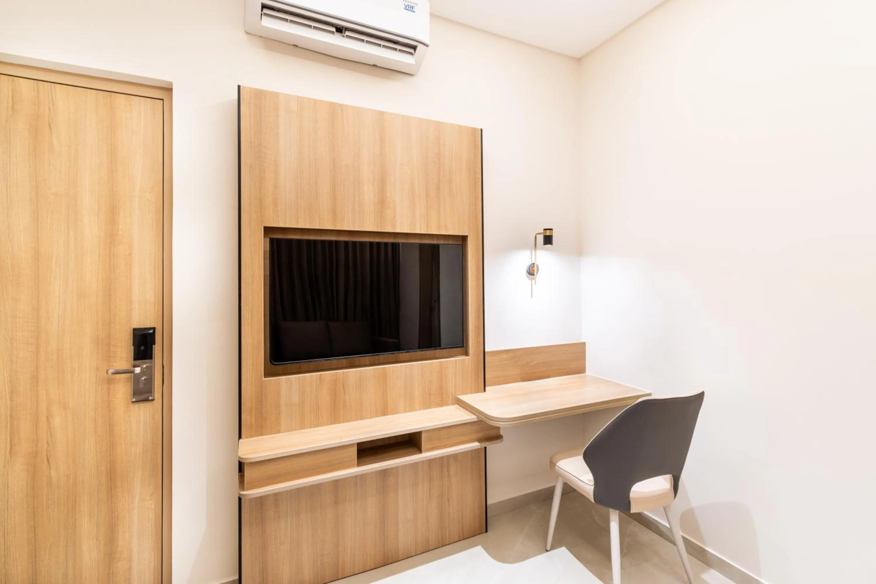 TV and multimedia in Hotel Lenexa by Bestinn Leisure