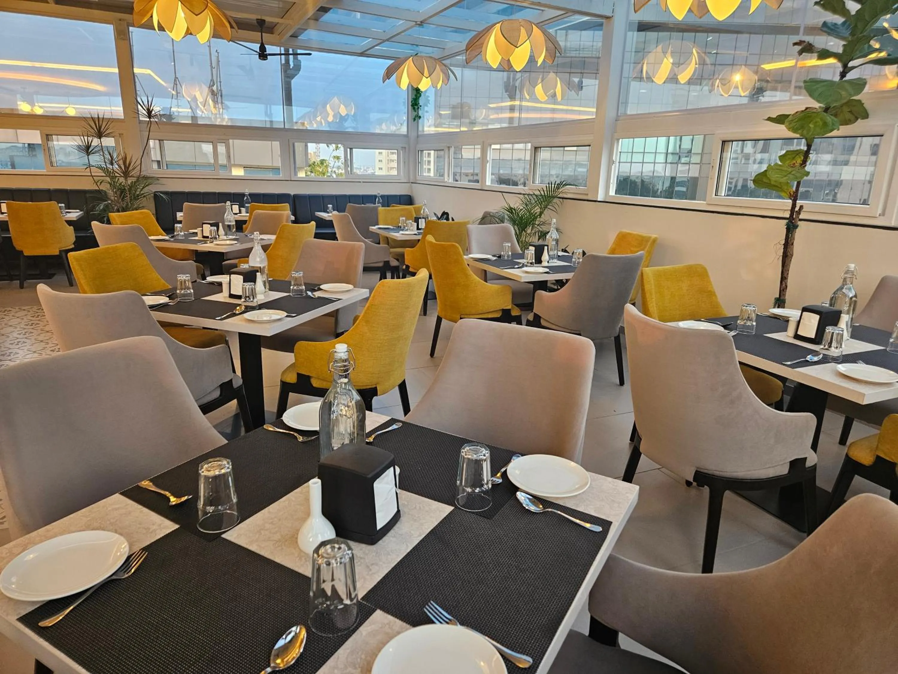 Restaurant/places to eat in Hotel Lenexa by Bestinn Leisure