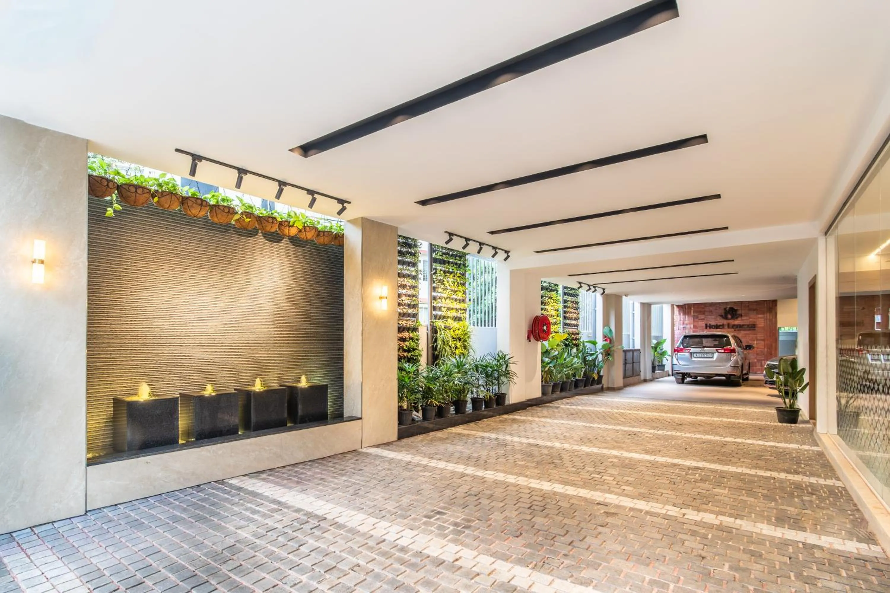 Parking in Hotel Lenexa by Bestinn Leisure