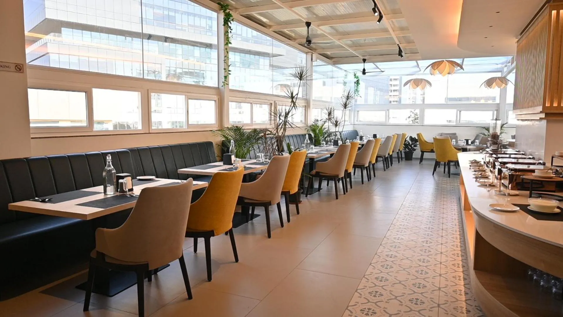 Restaurant/places to eat in Hotel Lenexa by Bestinn Leisure
