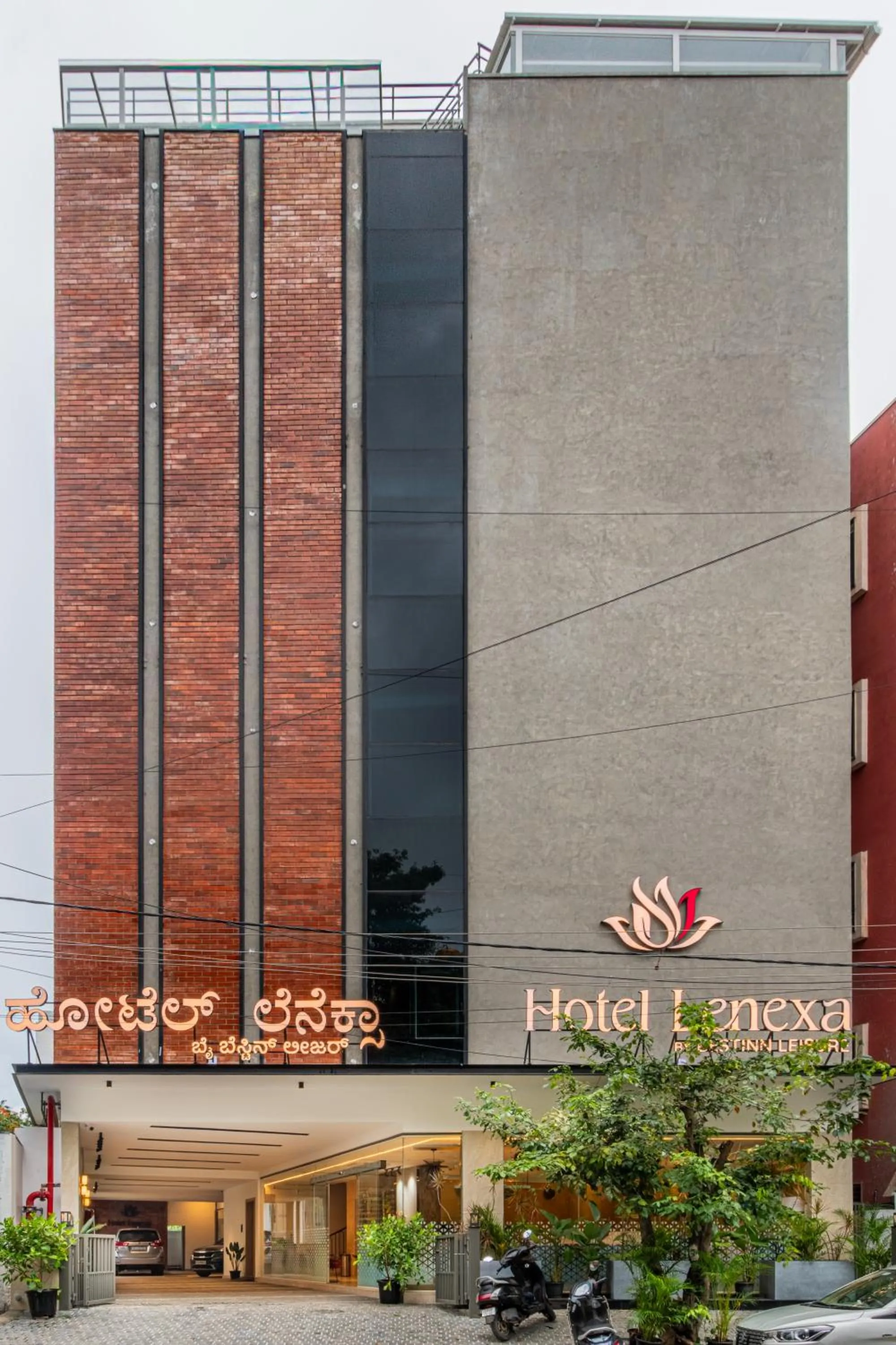 Facade/entrance in Hotel Lenexa by Bestinn Leisure