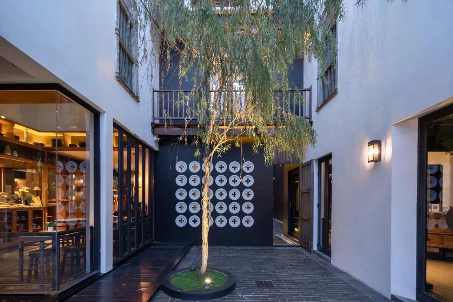 Facade/entrance in Hotel Ping Silhouette