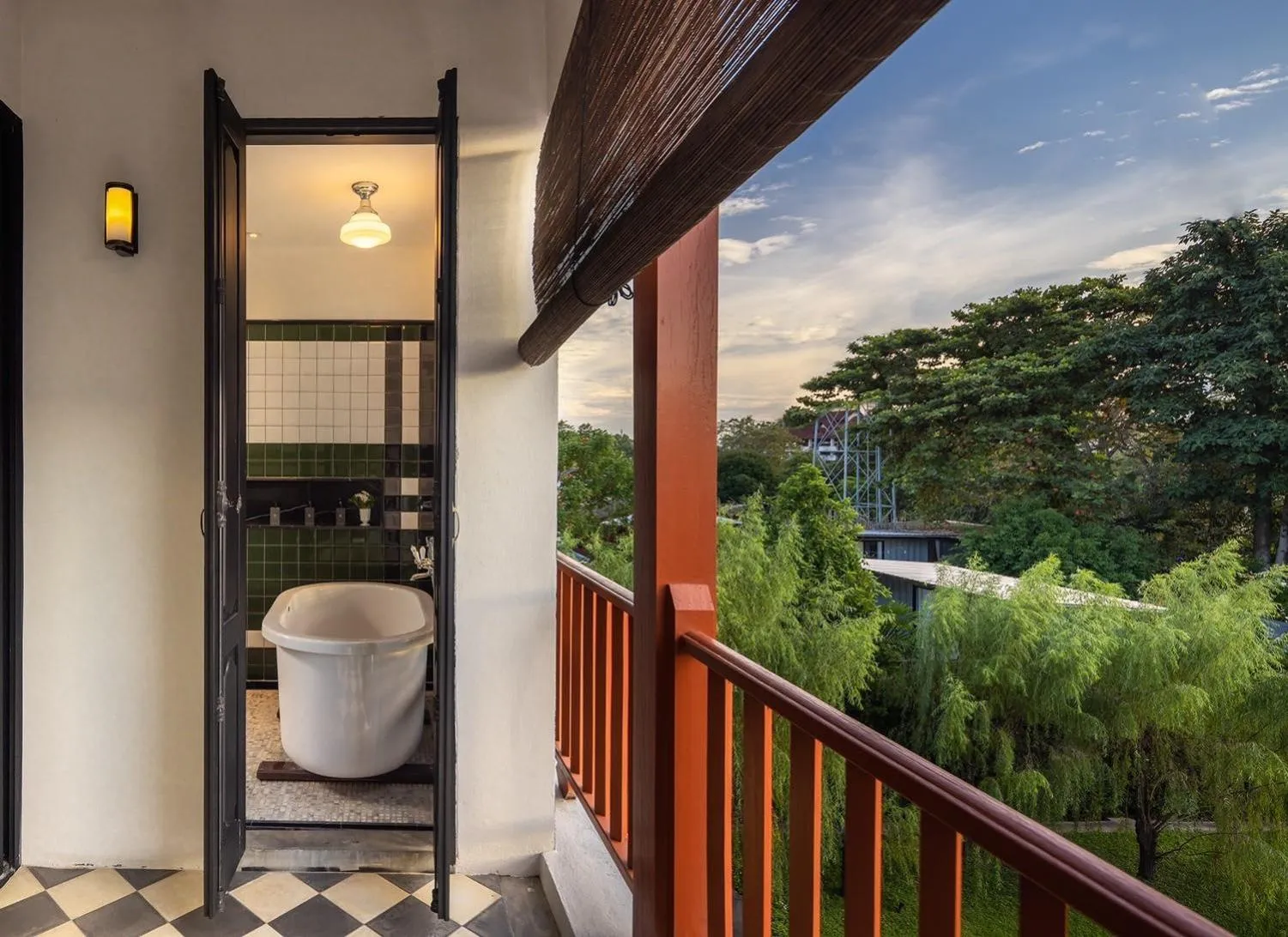 Bathroom in Hotel Ping Silhouette