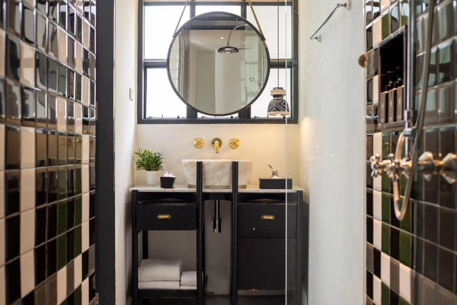 Bathroom in Hotel Ping Silhouette
