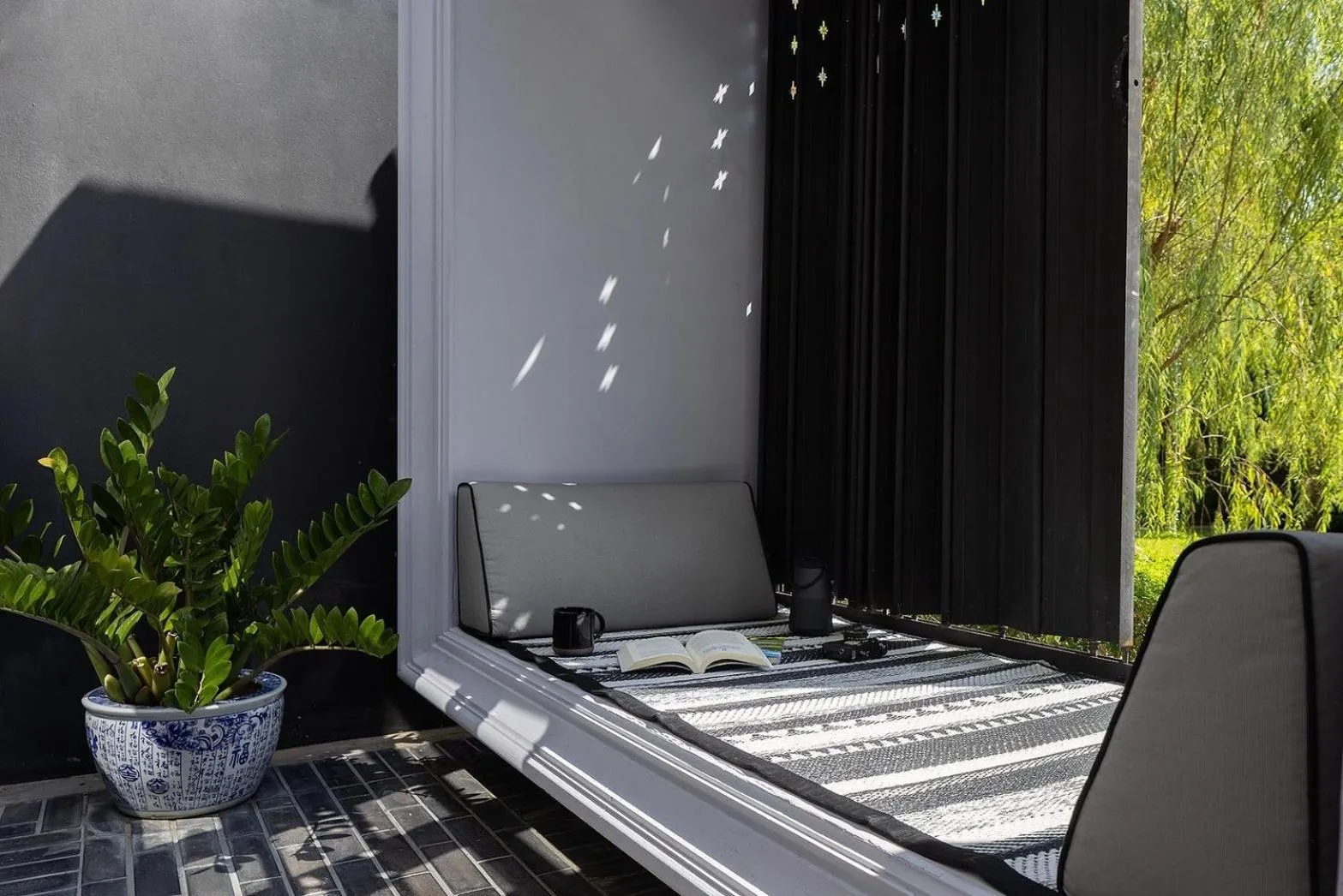 Seating area in Hotel Ping Silhouette