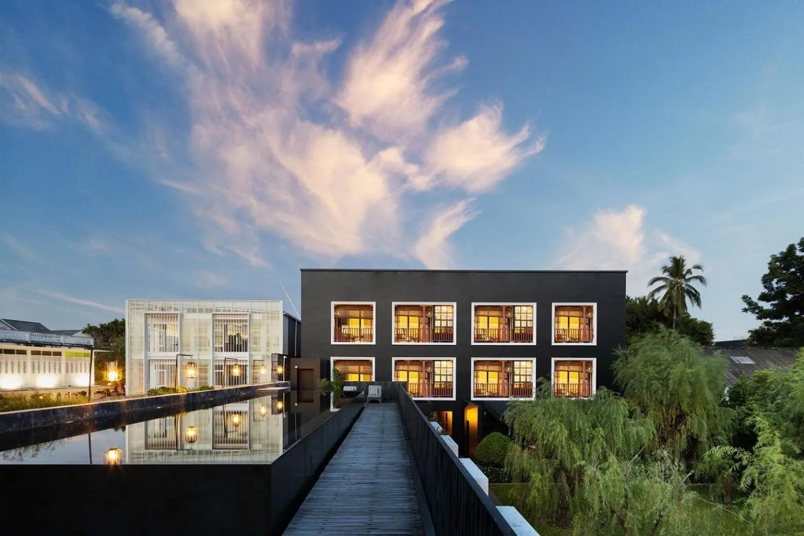 Swimming pool in Hotel Ping Silhouette