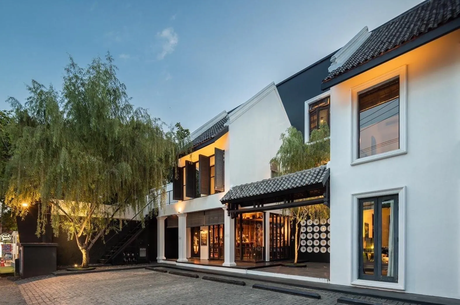 Property building in Hotel Ping Silhouette