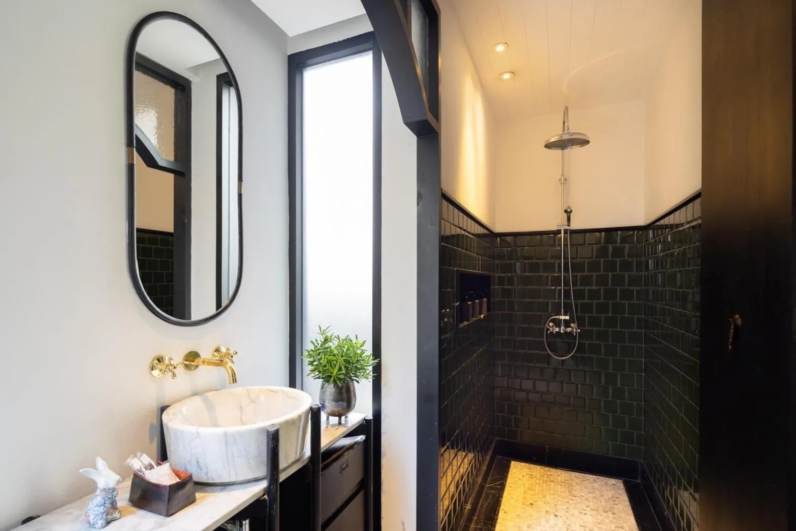 Bathroom in Hotel Ping Silhouette