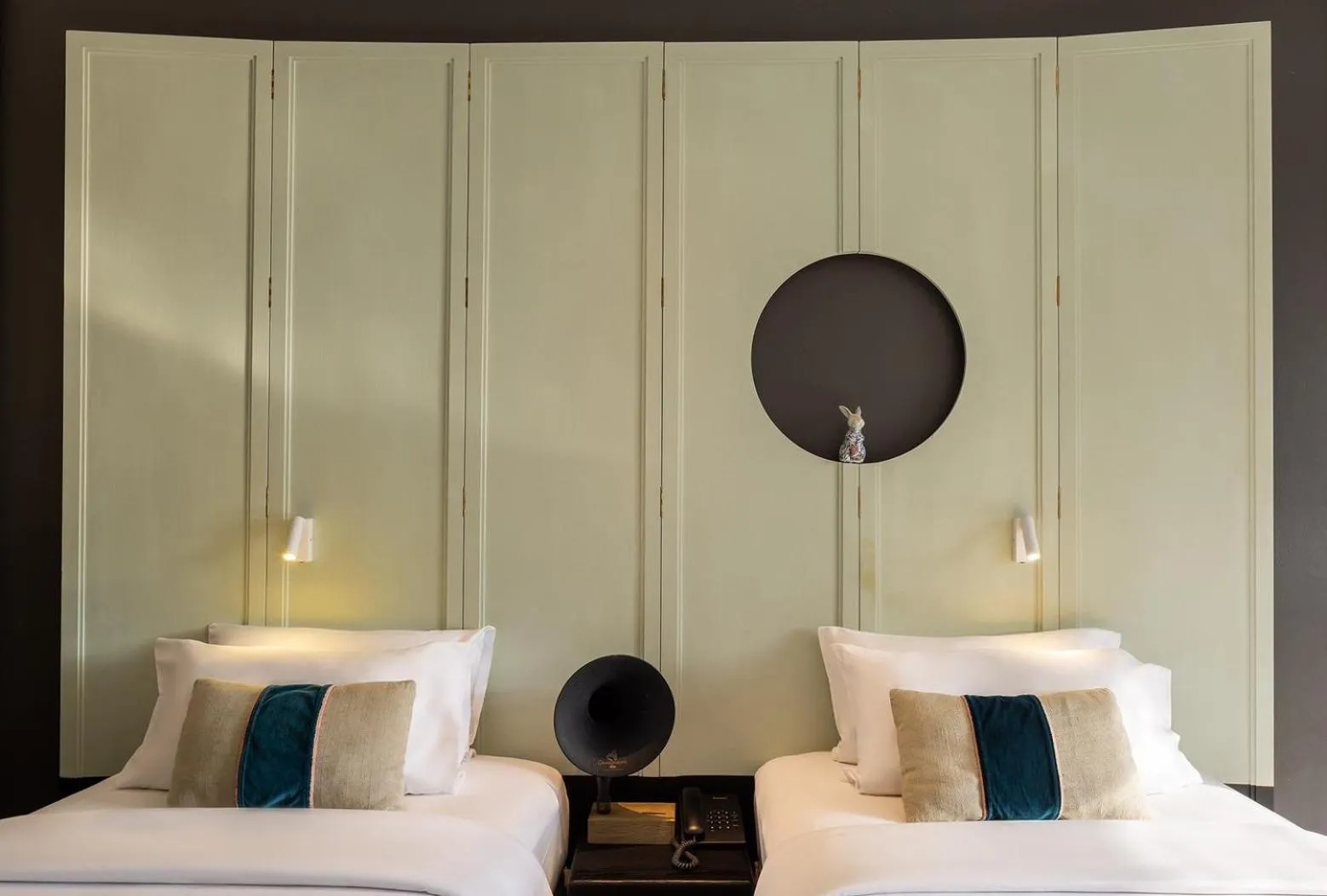 Bedroom in Hotel Ping Silhouette