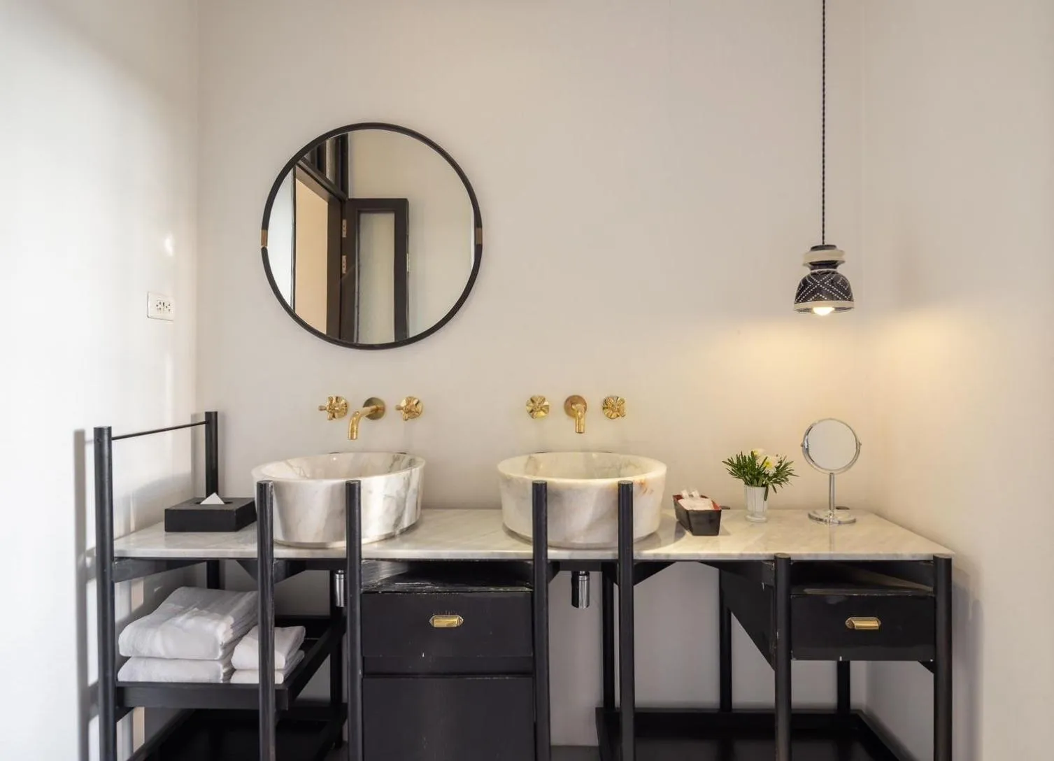 Bathroom in Hotel Ping Silhouette