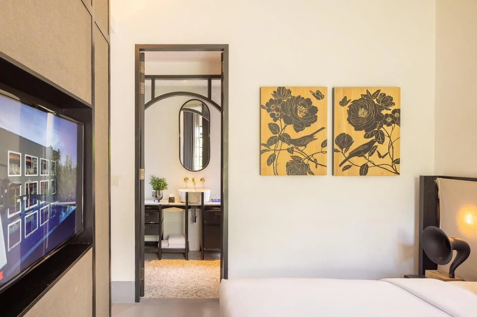 Bed in Hotel Ping Silhouette