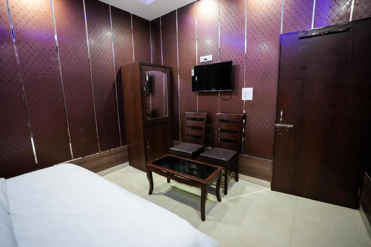 Bedroom, Bed in Hotel Blessing Inn