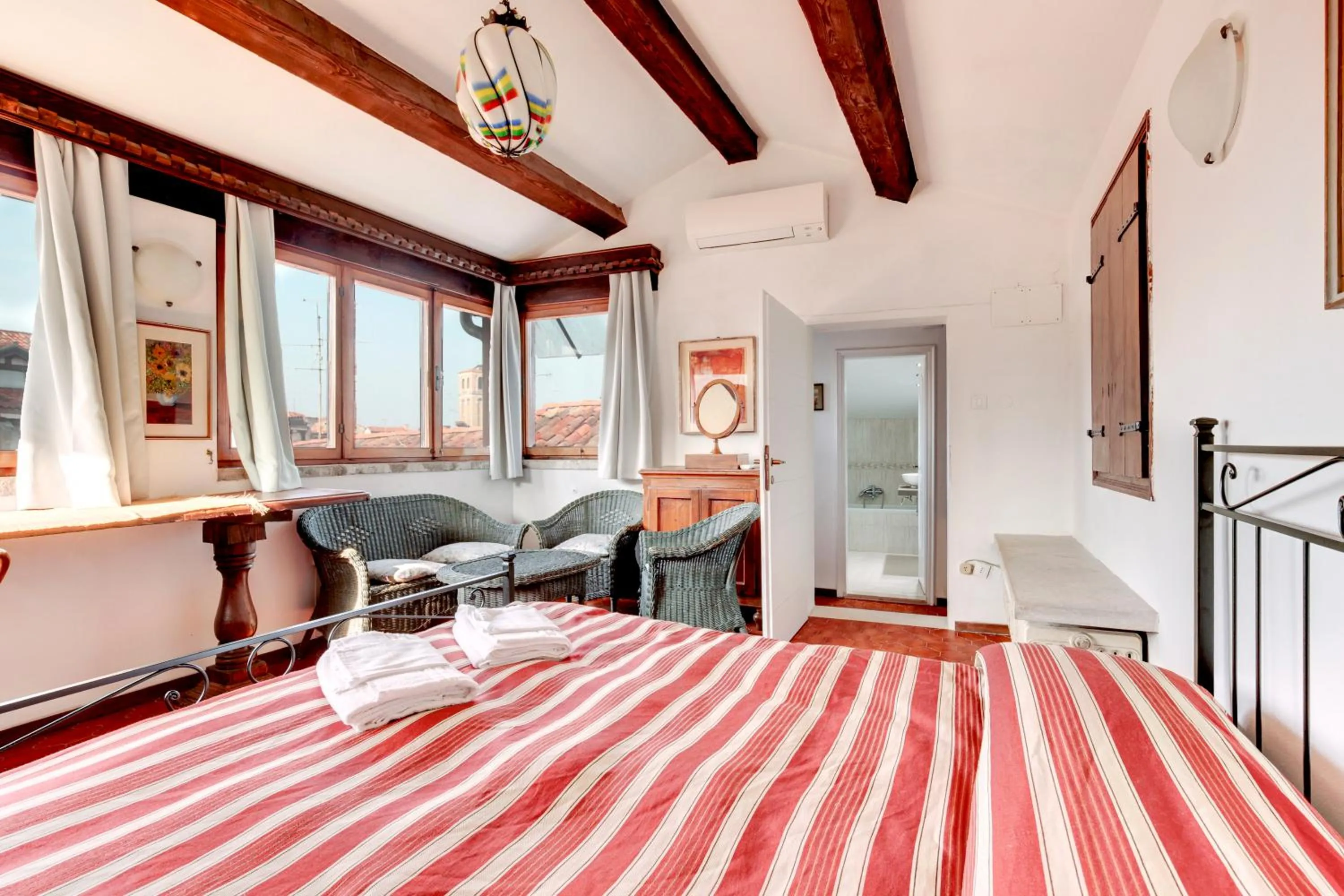 Bedroom, Bed in Canale