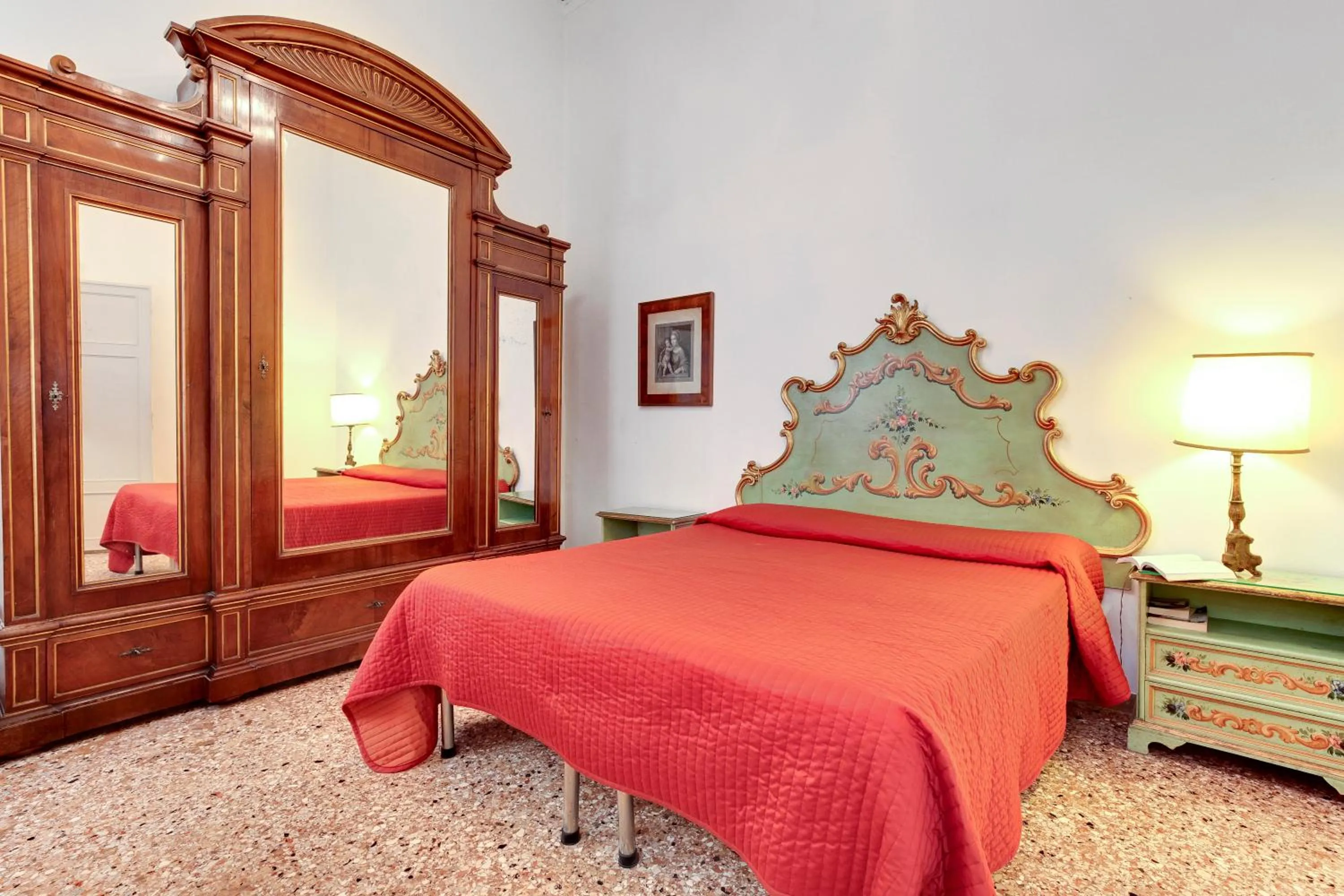 Bedroom, Bed in Testa