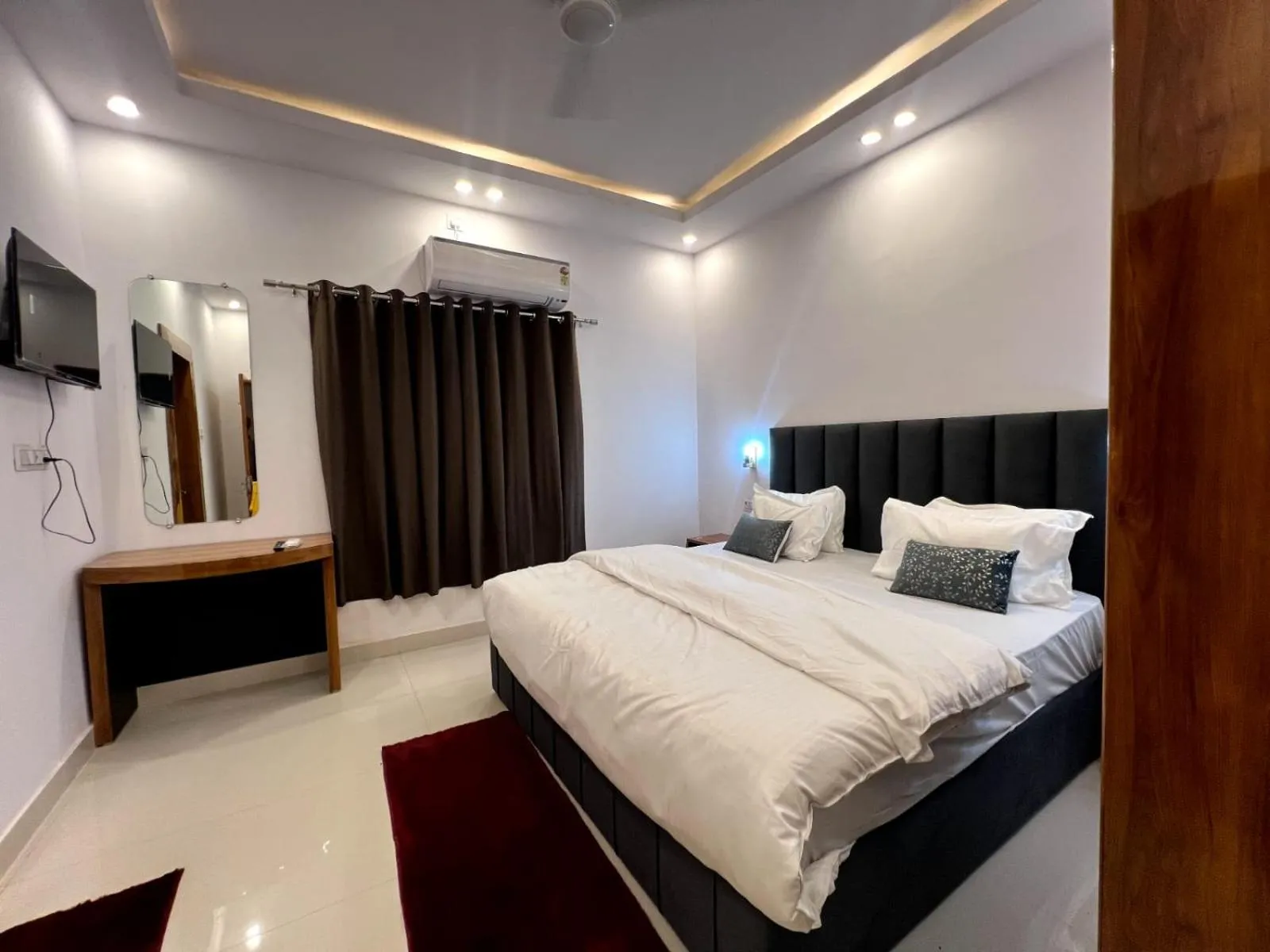 Deluxe King Room in Hotel Dream Inn Khajuraho