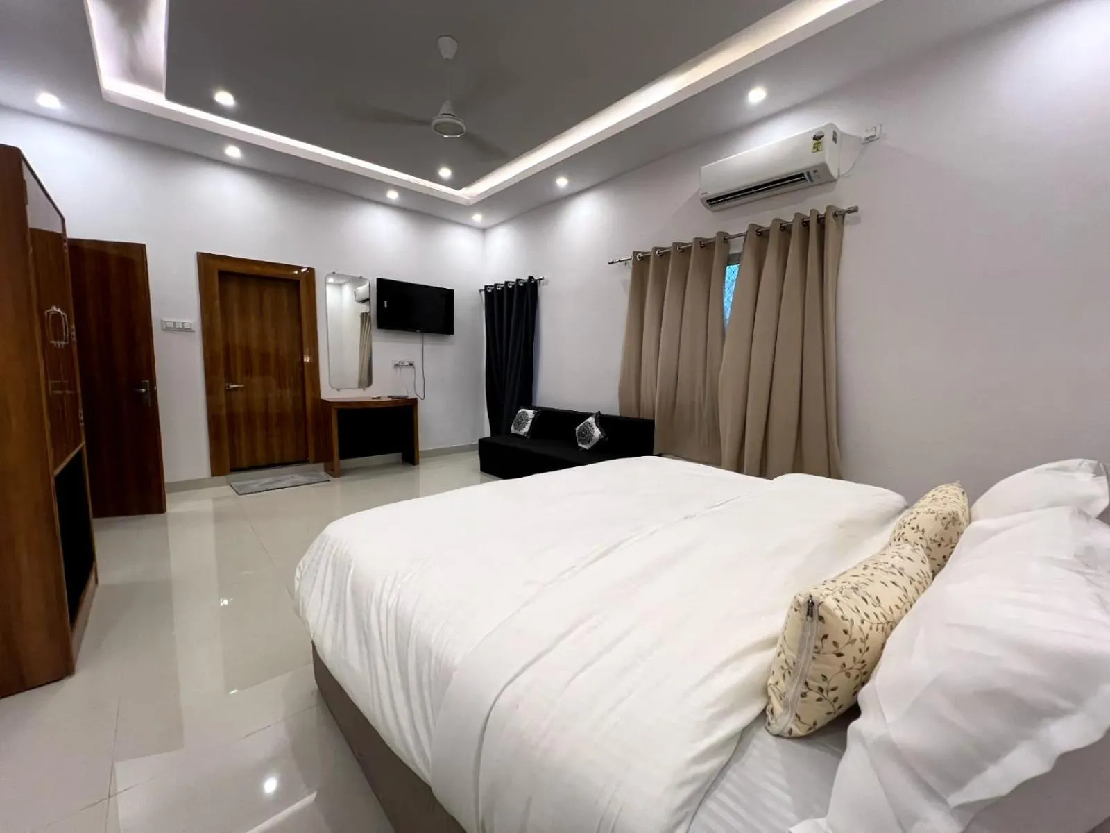 Superior Quadruple Room in Hotel Dream Inn Khajuraho