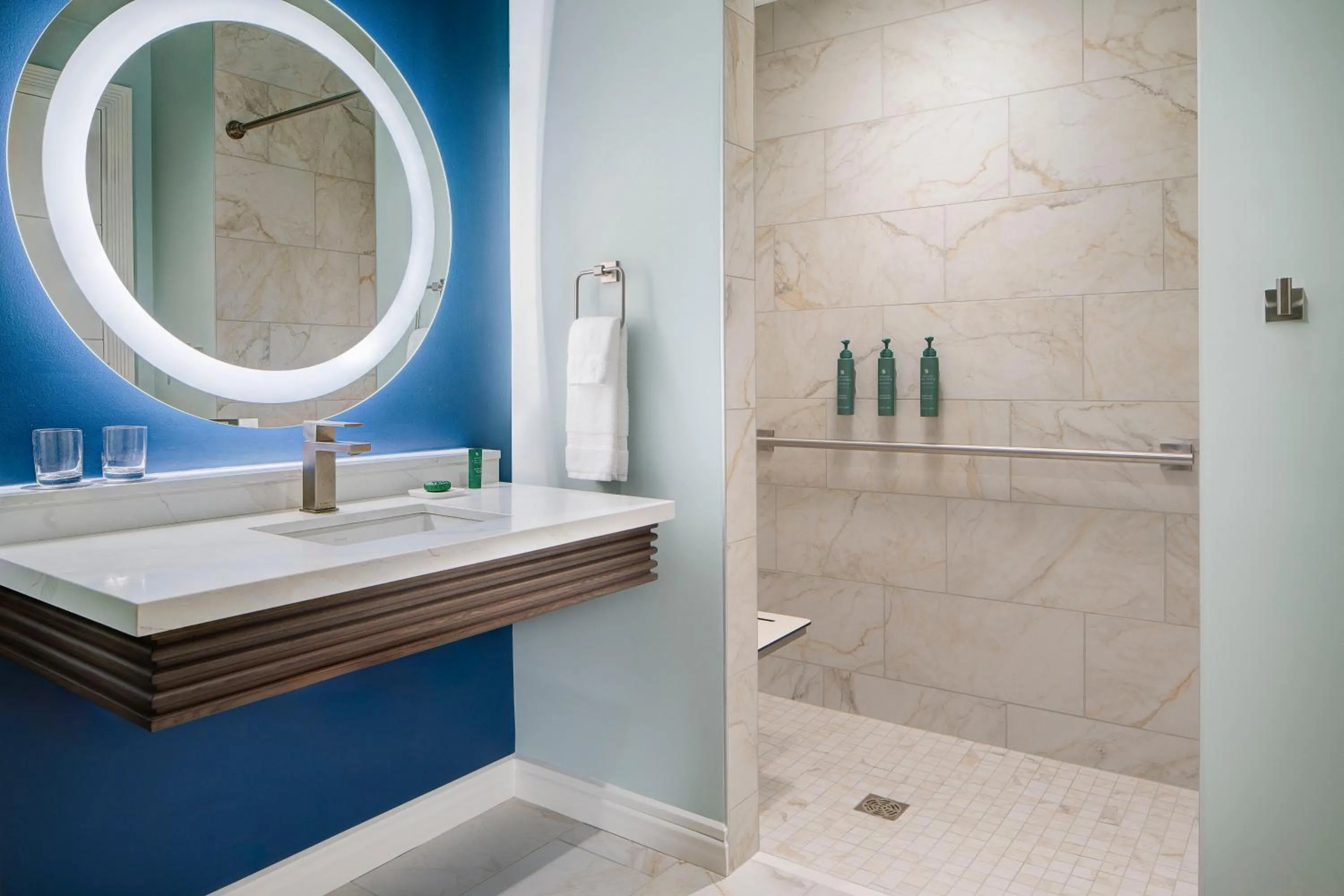 King Room with Roll-In Shower - Disability Access in Hotel Eastport