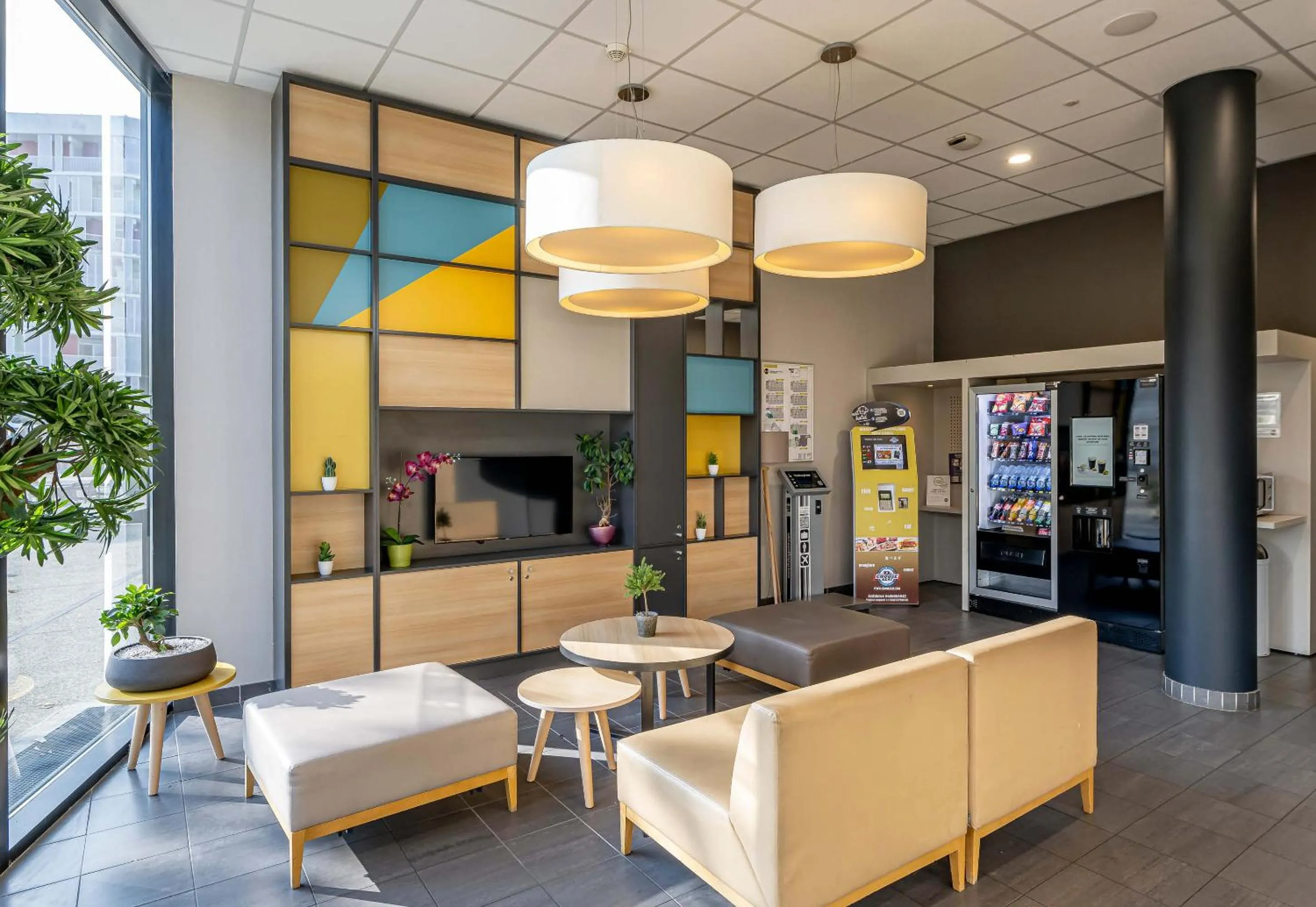 Seating area in B&B HOTEL Bordeaux Centre Bègles