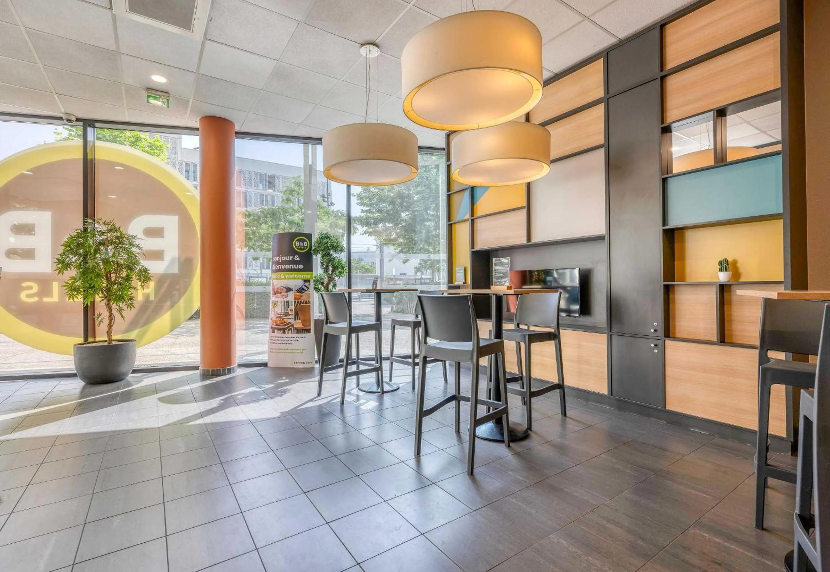 Lobby or reception in B&B HOTEL Bordeaux Centre Bègles