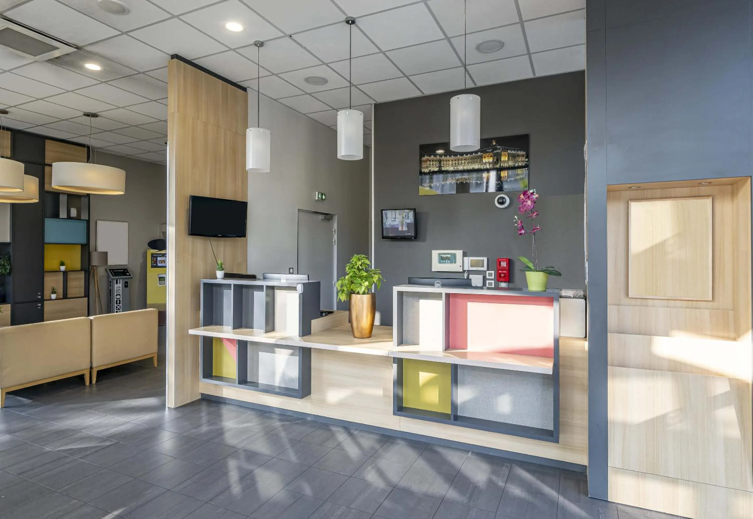 Lobby or reception in B&B HOTEL Bordeaux Centre Bègles