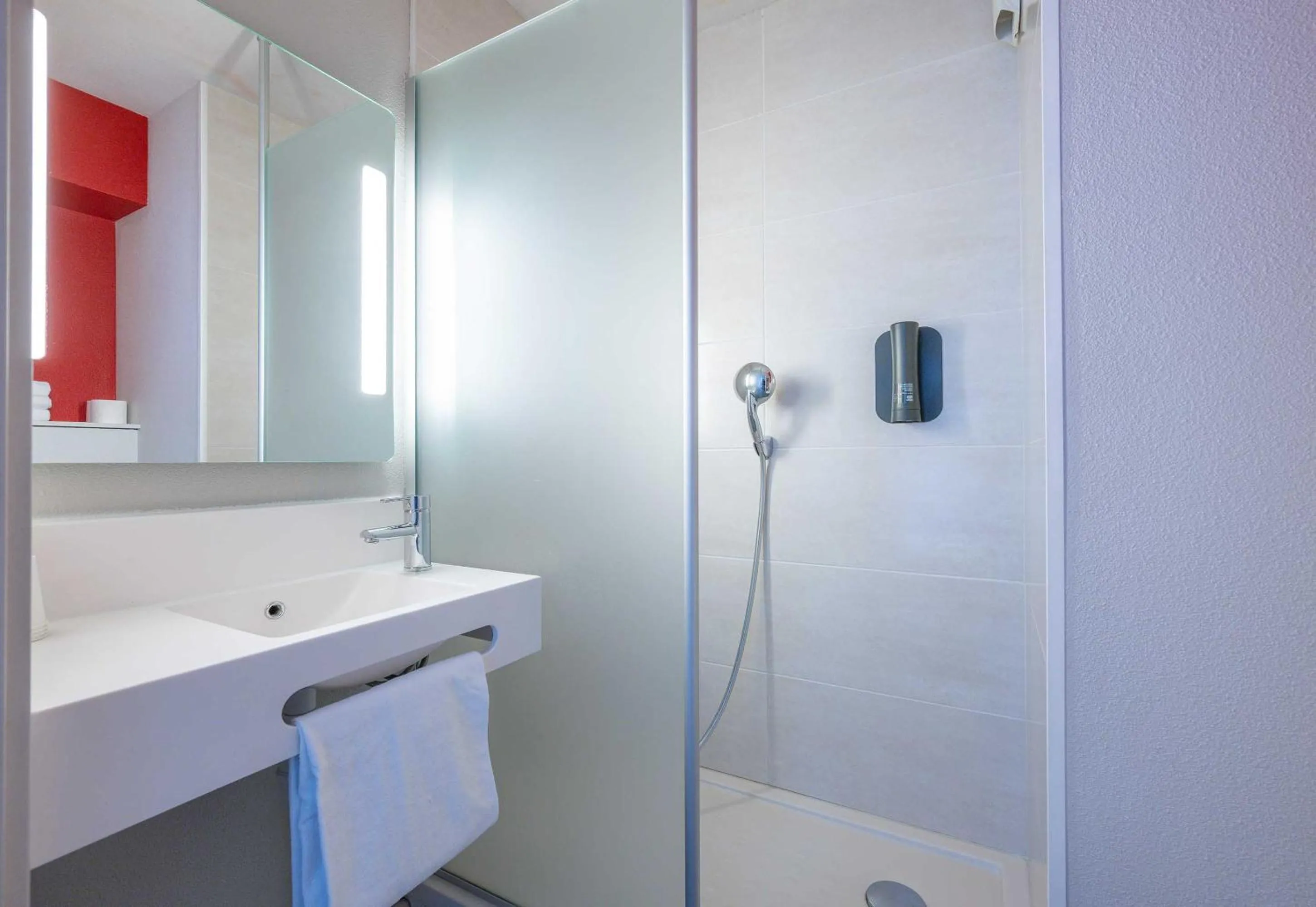 Bathroom in B&B HOTEL Bordeaux Centre Bègles