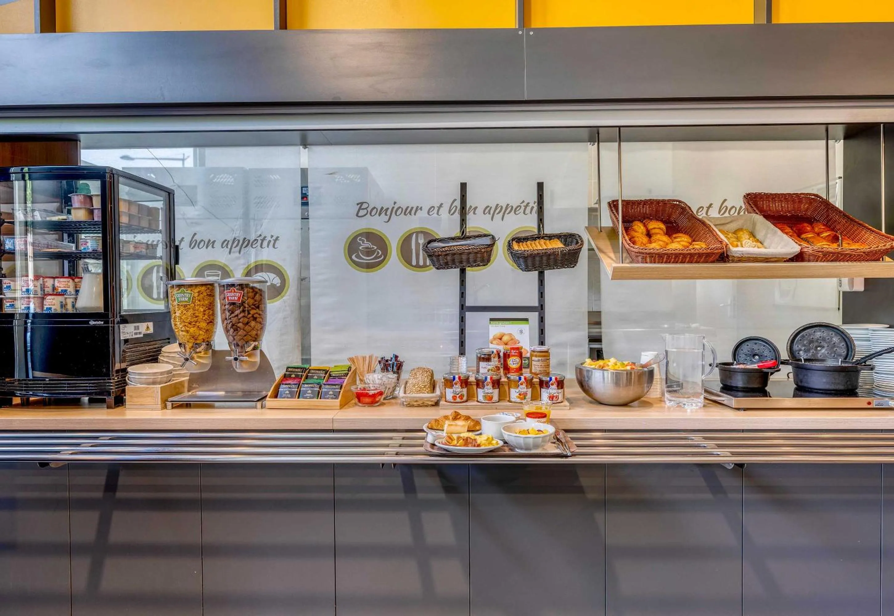 Buffet breakfast in B&B HOTEL Bordeaux Centre Bègles