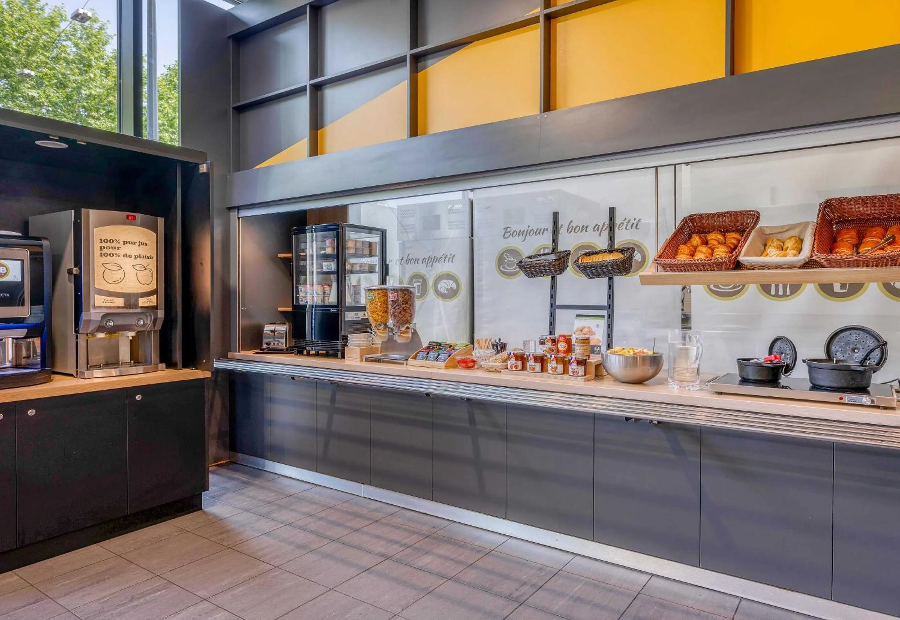 Buffet breakfast in B&B HOTEL Bordeaux Centre Bègles