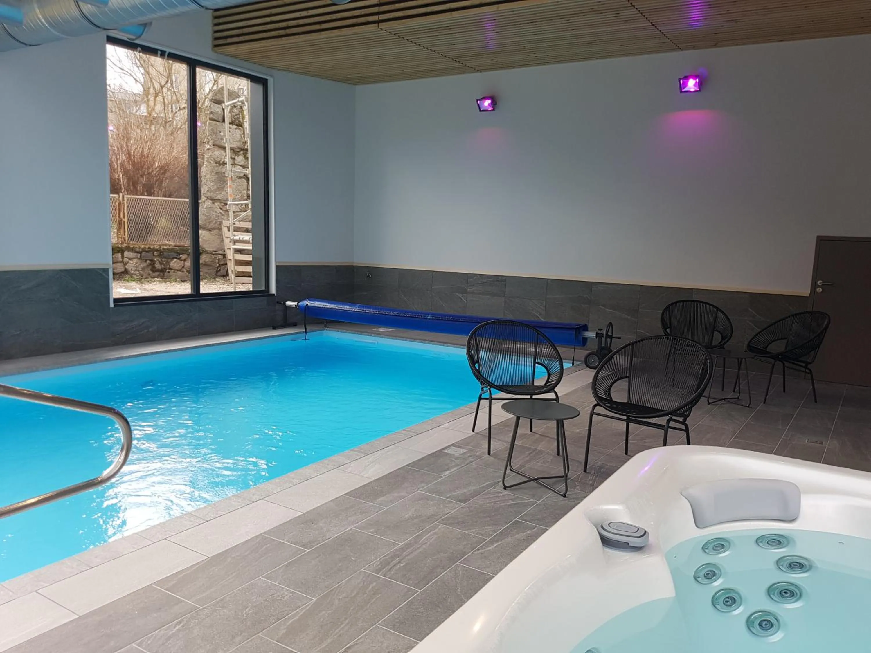 Entertainment in Logis SPA Hotel Restaurant De La Poste